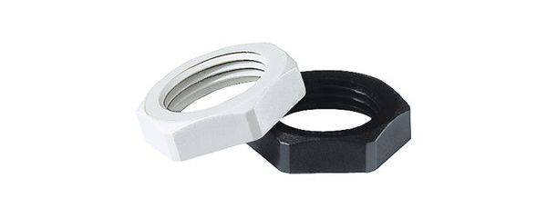 Zwei sechseckige Muttern, eine in Weiß und die andere in Schwarz, liegen nebeneinander auf weißem Hintergrund.
