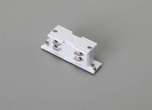 Ein weißer Sicherungshalter mit zwei Metallklemmen auf einer grauen Oberfläche. Geeignet zum Halten von elektrischen Sicherungen.