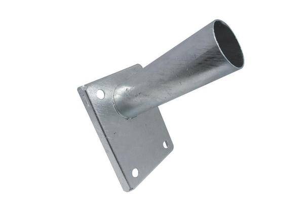 Ein silbernes Metallrohr mit quadratischer Basis und vier Schraubenlöchern, geeignet zur Montage.