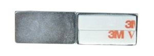 Metallverschluss mit 3M-Klebepads, geöffnet. Linke Seite aus Metall, rechte Seite zeigt zwei weiße Klebepads mit rotem '3M'-Logo.