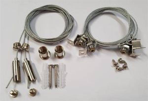 Diverse Metallteile und Kabel auf einer Oberfläche. Enthält Kabel, Schrauben, Muttern und Halterungen, möglicherweise für Befestigungszwecke.