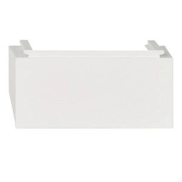 Weiße, rechteckige Box aus Karton, leicht geöffnet. Sie dient möglicherweise zur Aufbewahrung oder zum Versand von Waren oder Material.