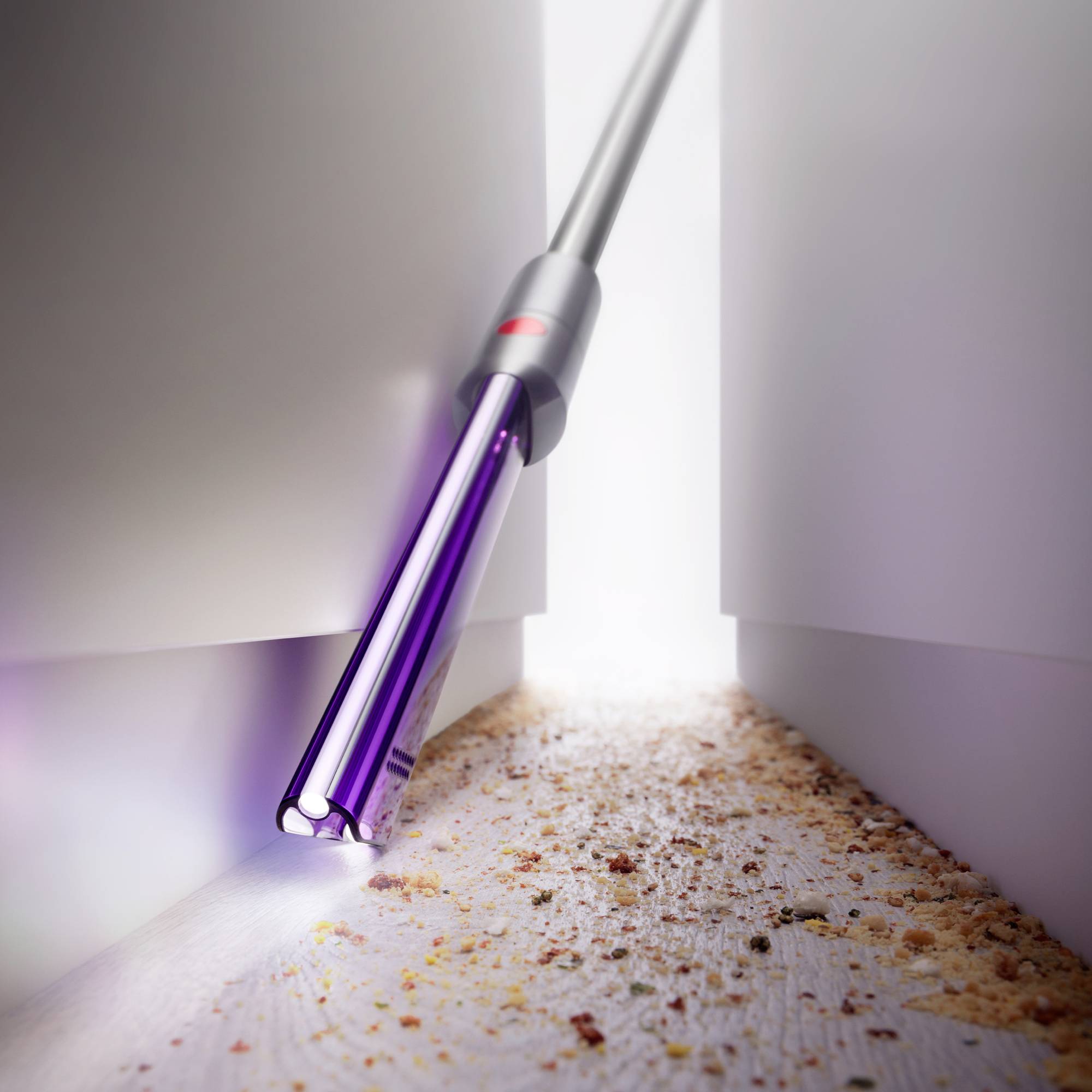 Staubsaugeraufsatz reinigt enge Lücke zwischen Möbeln, entfernt effektiv Staub und Krümel.
