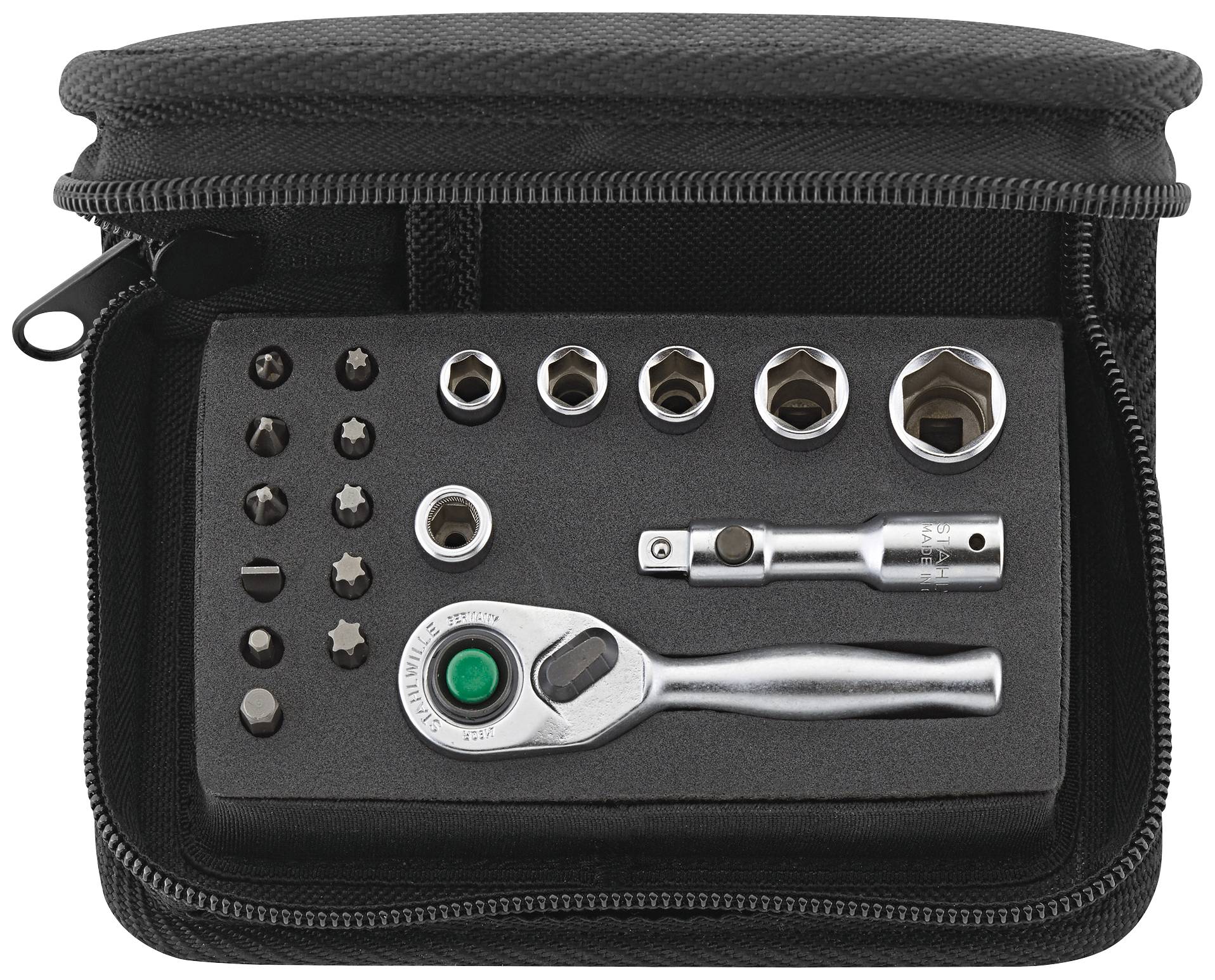 Ein schwarzes Etui enthält ein Ratschen-Set mit verschiedenen Bits und Stecknüssen, geordnet auf Schaumstoff.