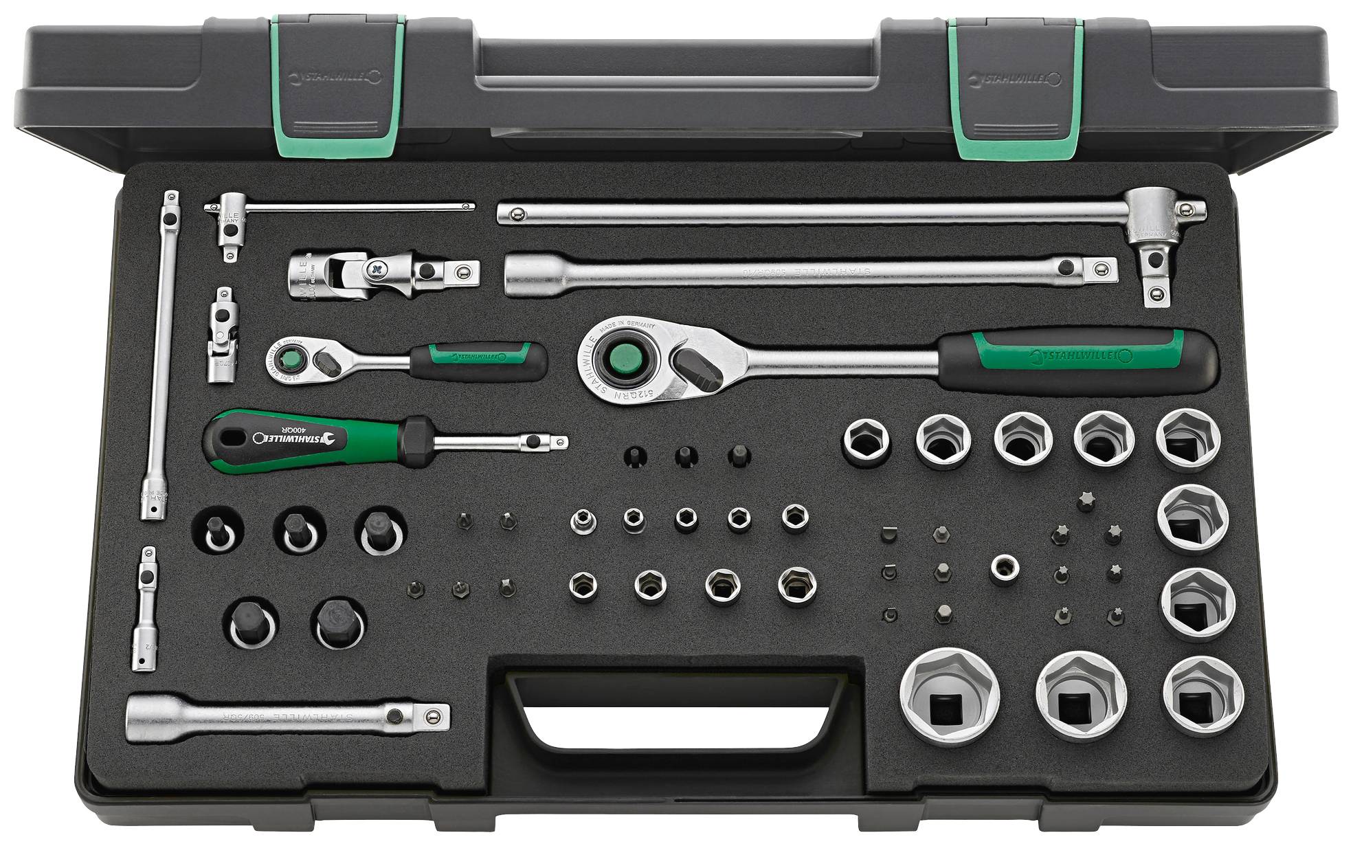 Ein offener Werkzeugsatz mit verschiedenen Steckschlüsseln, Ratschen und Verlängerungen in einem Kunststoffkoffer.