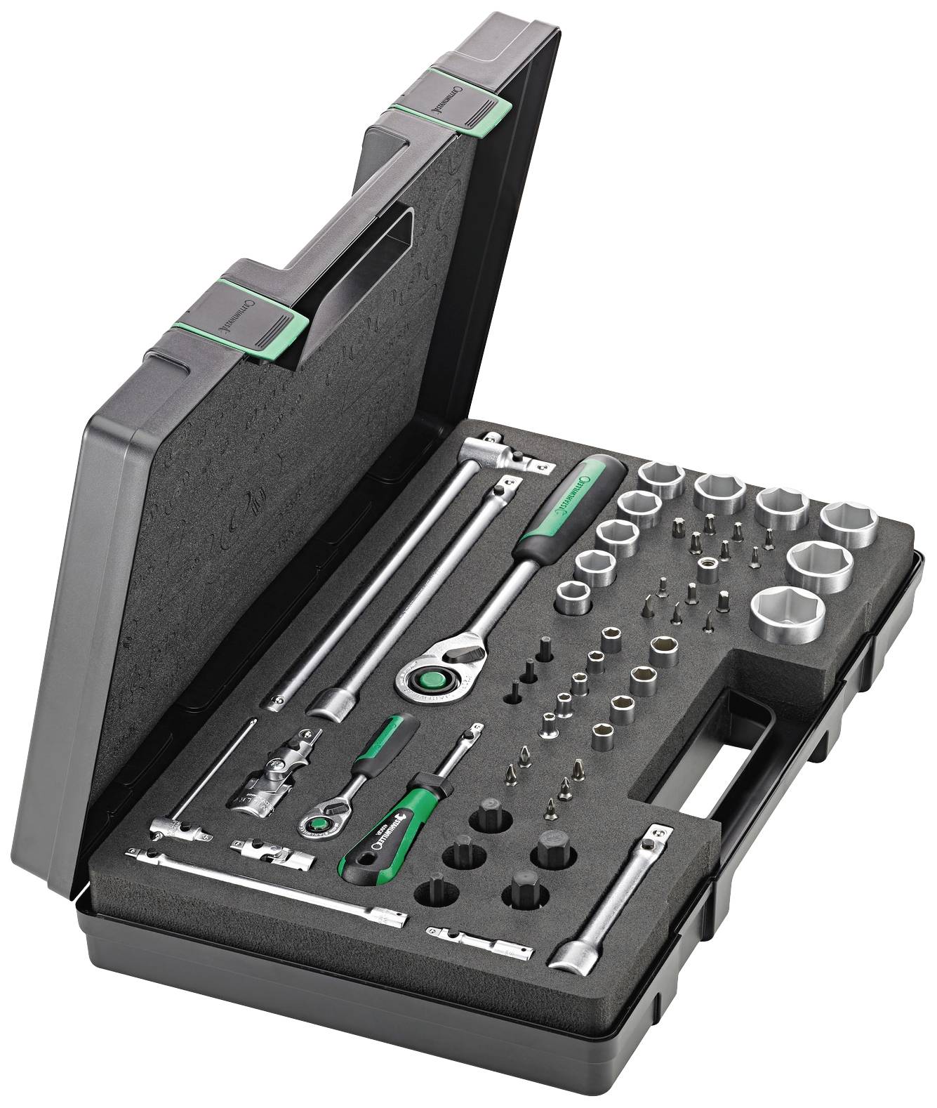 Ein geöffneter Werkzeugkoffer mit verschiedenen Steckschlüsseln, Ratsche und Zubehör. Die Werkzeuge sind ordentlich angeordnet.