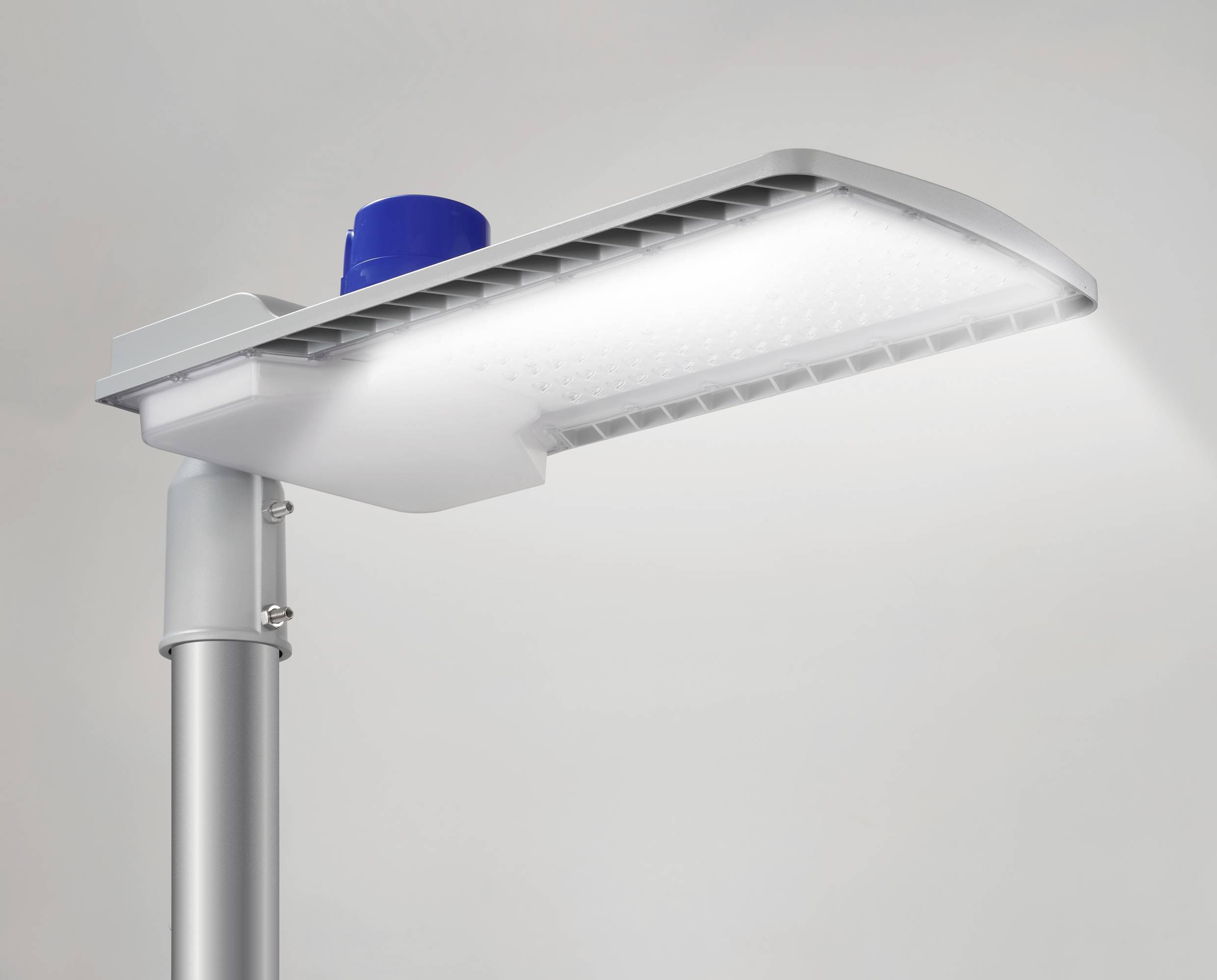 Eine moderne Straßenlaterne mit energiesparendem LED-Licht, montiert auf einem Metallmast. Ideal für städtische Beleuchtung.