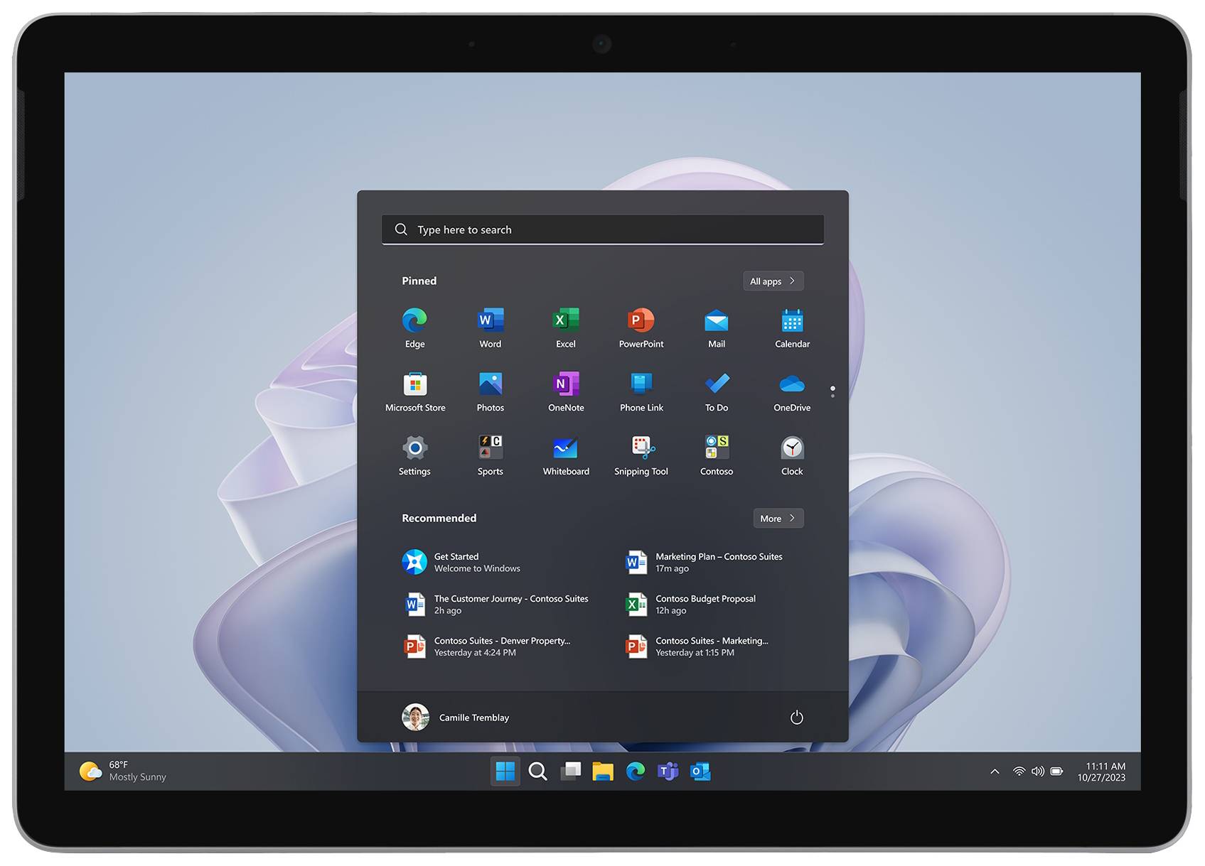Ein Tablet zeigt den Windows-Desktop mit geöffnetem Startmenü. Das Menü enthält Anwendungen wie Word, Excel und PowerPoint.