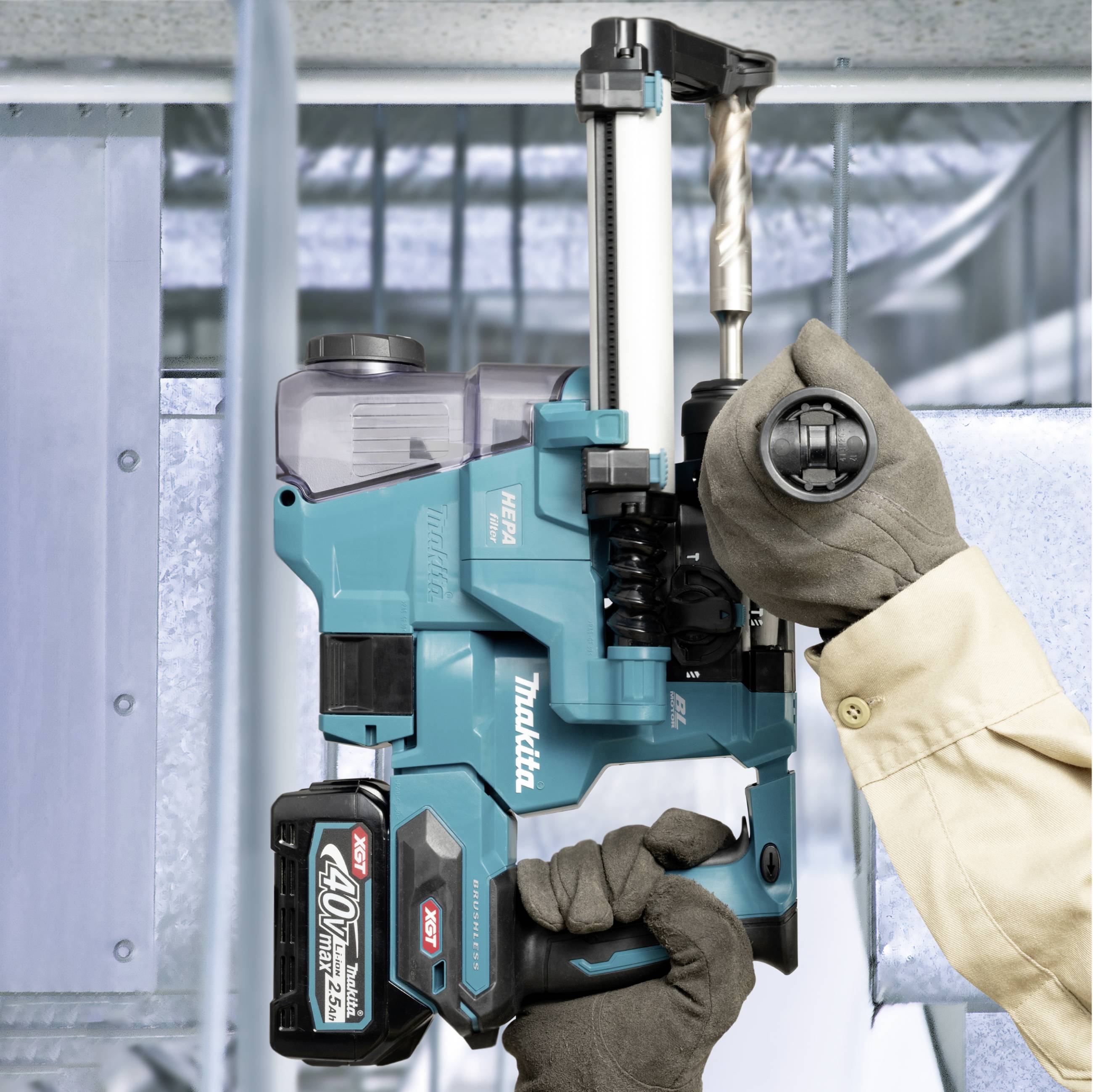 Eine Person verwendet eine kabellose Bohrmaschine zur Bearbeitung eines Metallträgers. Die Maschine ist blau und schwarz.