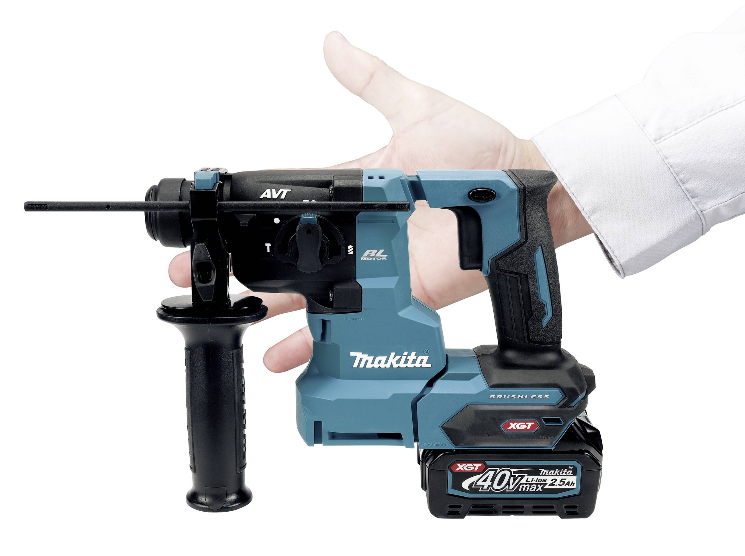 Eine Hand hält einen blauen, schnurlosen Makita-Bohrhammer mit einem schwarzen Griff und einem 40V-Akku.