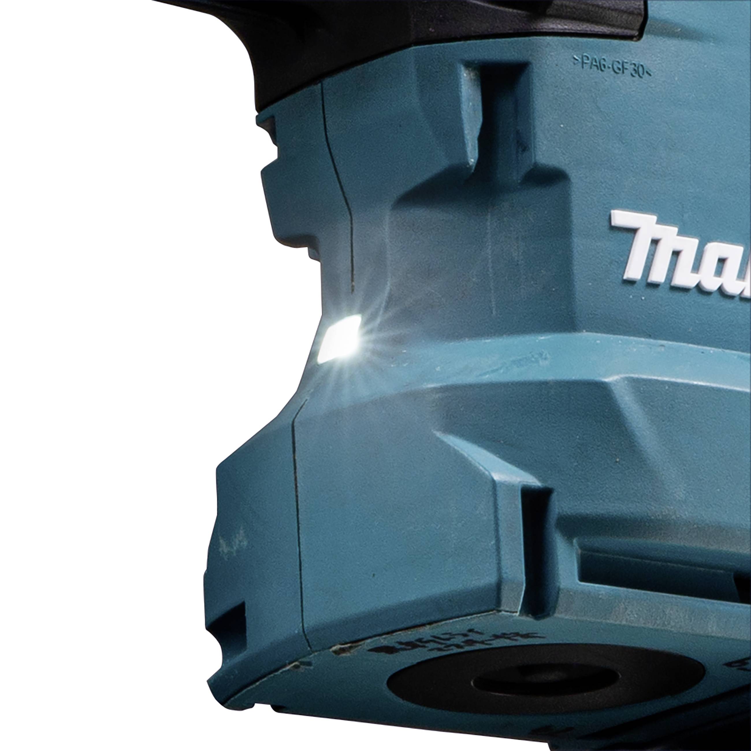 Eine blaue Elektrowerkzeugmaschine mit einer hellen LED-Lampe an der Seite, die den Betrieb auch bei schlechten Lichtverhältnissen erleichtert.