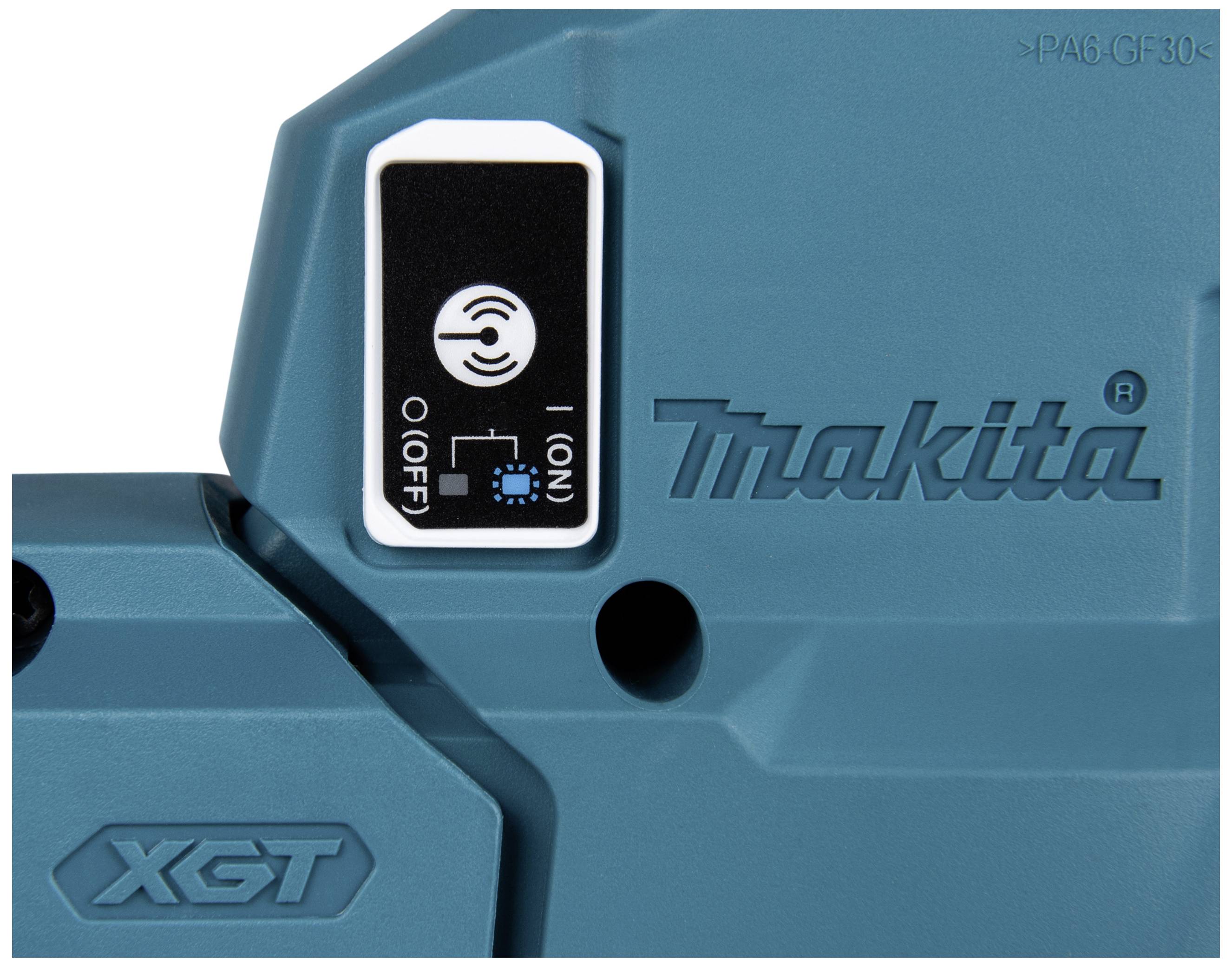 Nahaufnahme eines blauen Geräts mit der Aufschrift 'Makita', einem Schalter für die Positionen 'Ein' und 'Aus' sowie einem Bluetooth-Symbol.