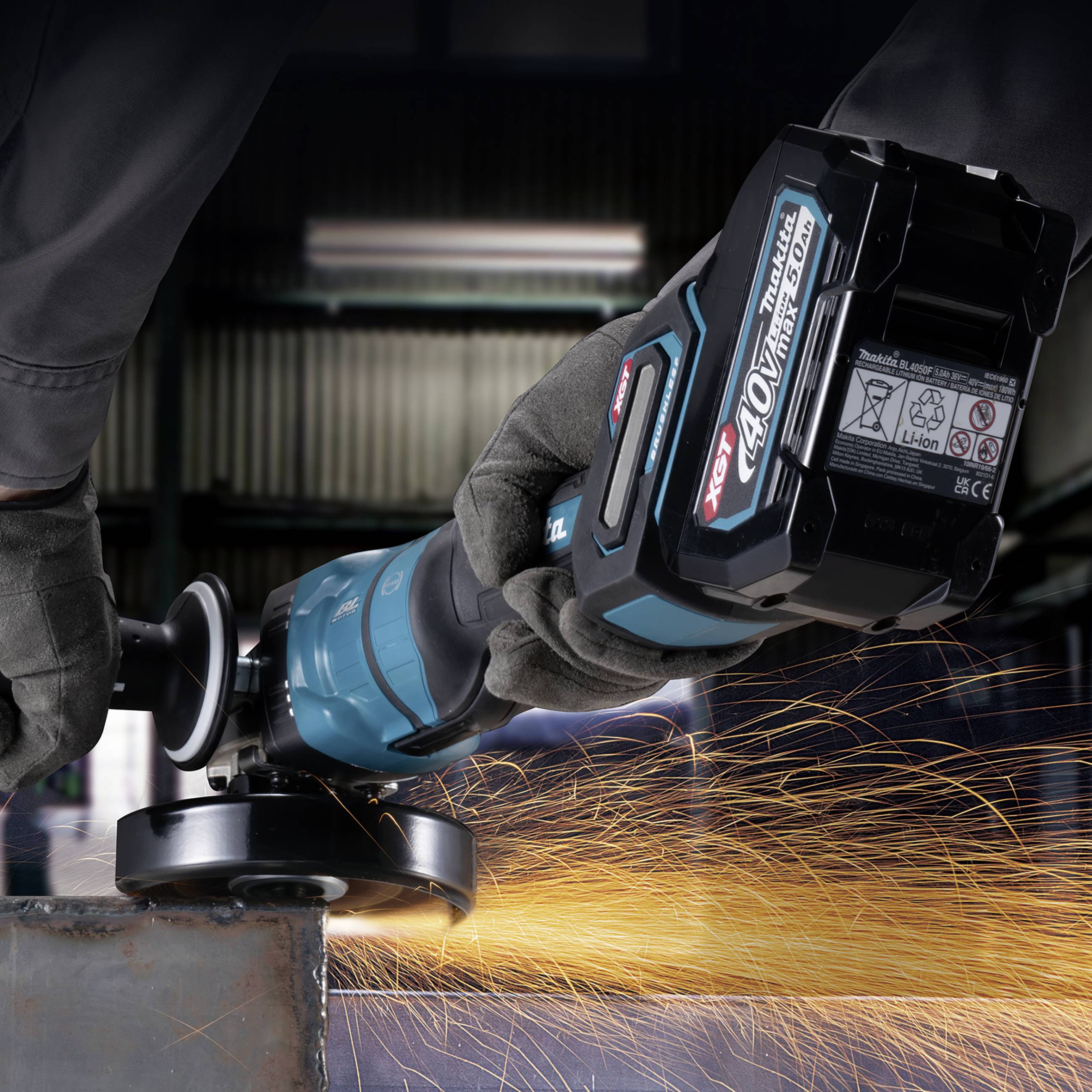 Ein Arbeiter schleift Metall mit einem akkubetriebenen Winkelschleifer. Funken sprühen, während das Gerät das Metall bearbeitet.