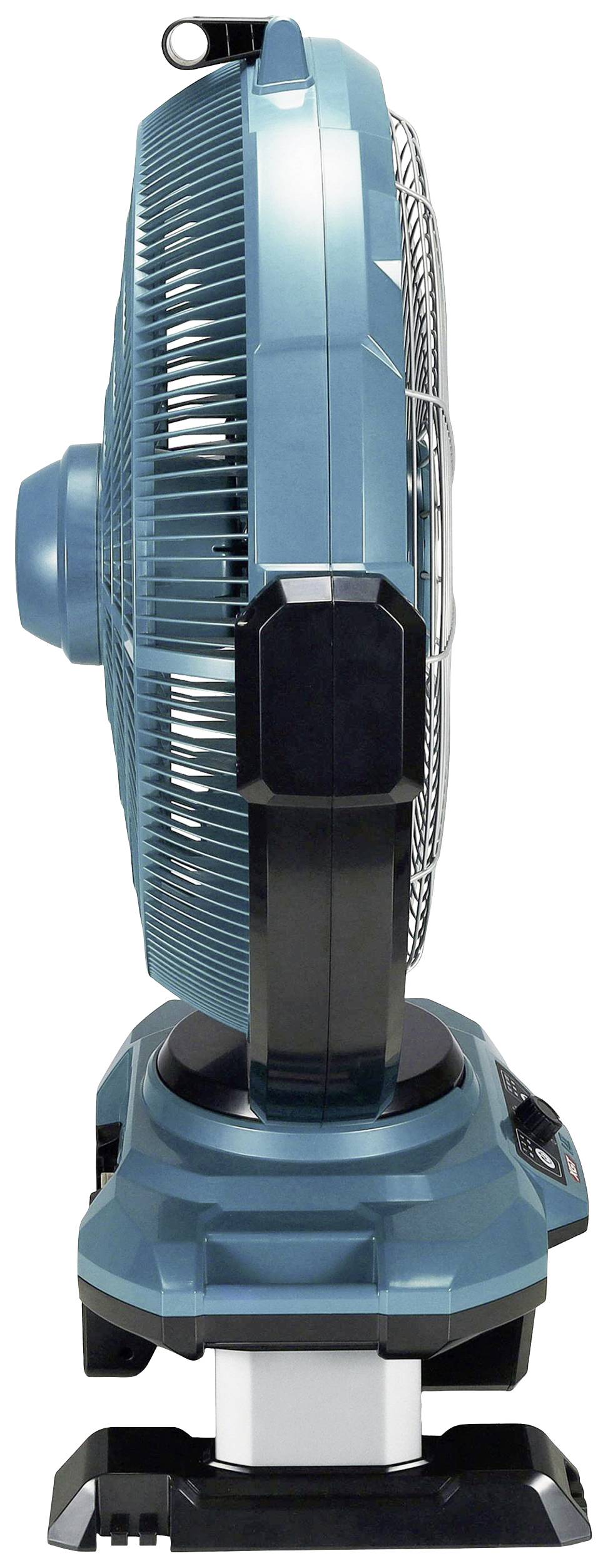 Ein blauer Standventilator im Profilansicht. Er hat ein schützendes Gitter vorne und einen stabilen Sockel unten.