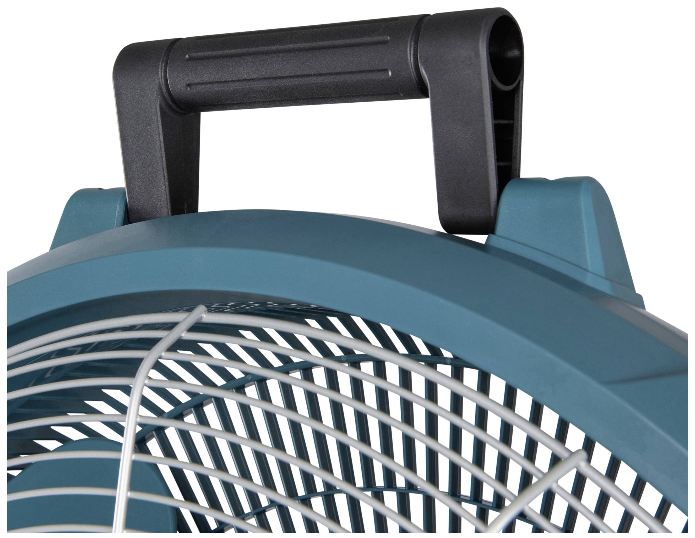 Ein blauer Ventilator mit schwarzem Tragegriff und schützenden Gitterstäben sichtbar. Oberer Bereich des Ventilators im Fokus.