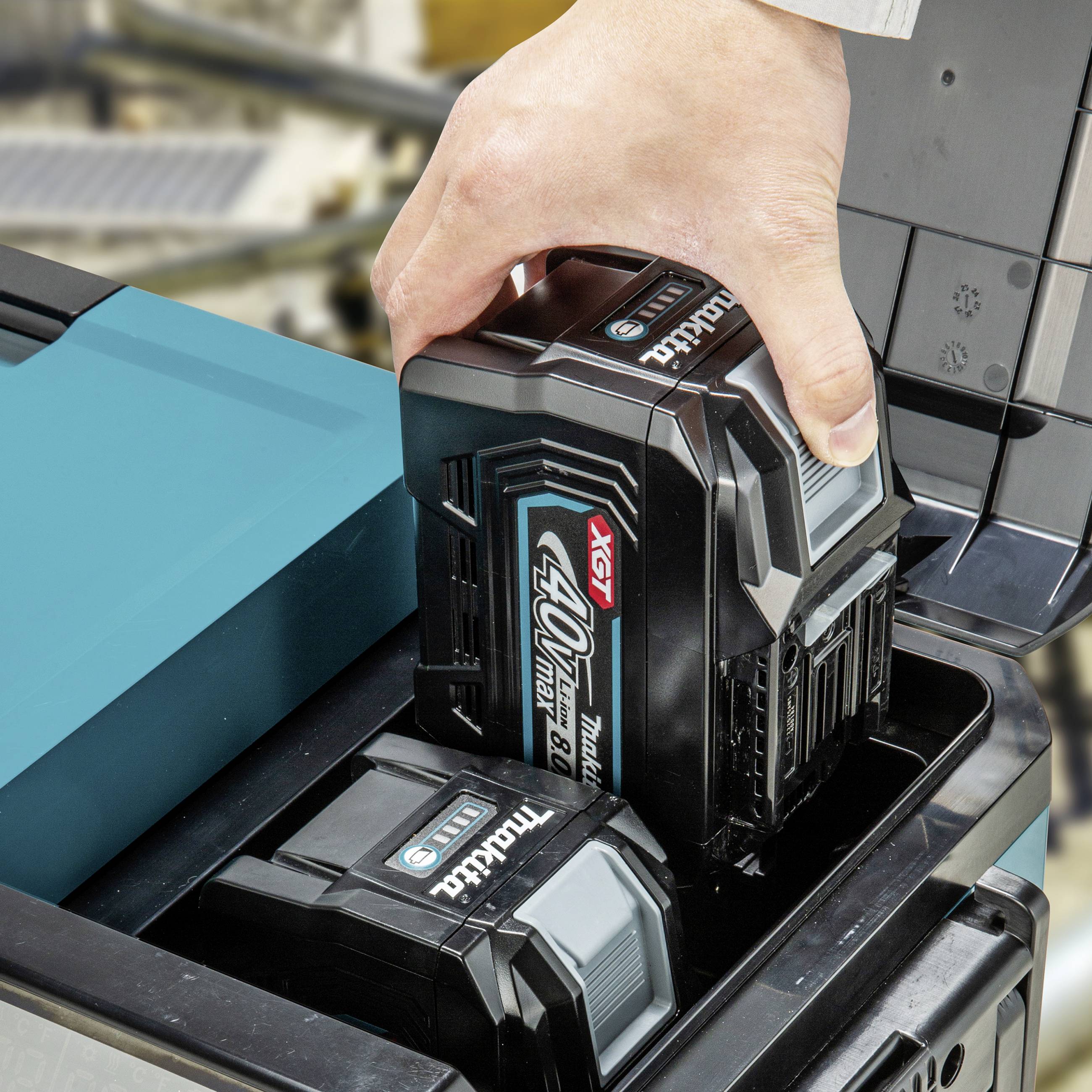 Makita CW004GZ Akku-Kühlbox & Heizbox 18 V, 40V Türkis, Schwarz 29l -18°C