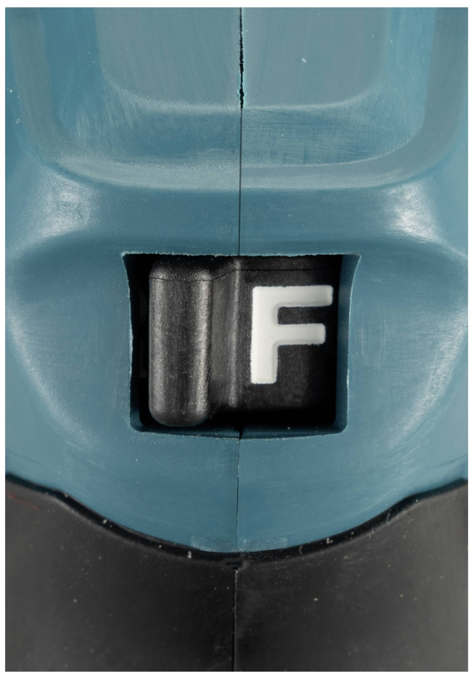 Nahaufnahme eines Elektronikschalters mit der Aufschrift 'F'. Der Schalter ist auf einem blauen Hintergrund montiert.