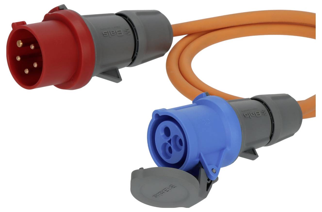 Zwei Industrie-Stromstecker mit orangen Kabeln, ein roter Stecker und eine blaue Buchse, auf weißem Hintergrund dargestellt.