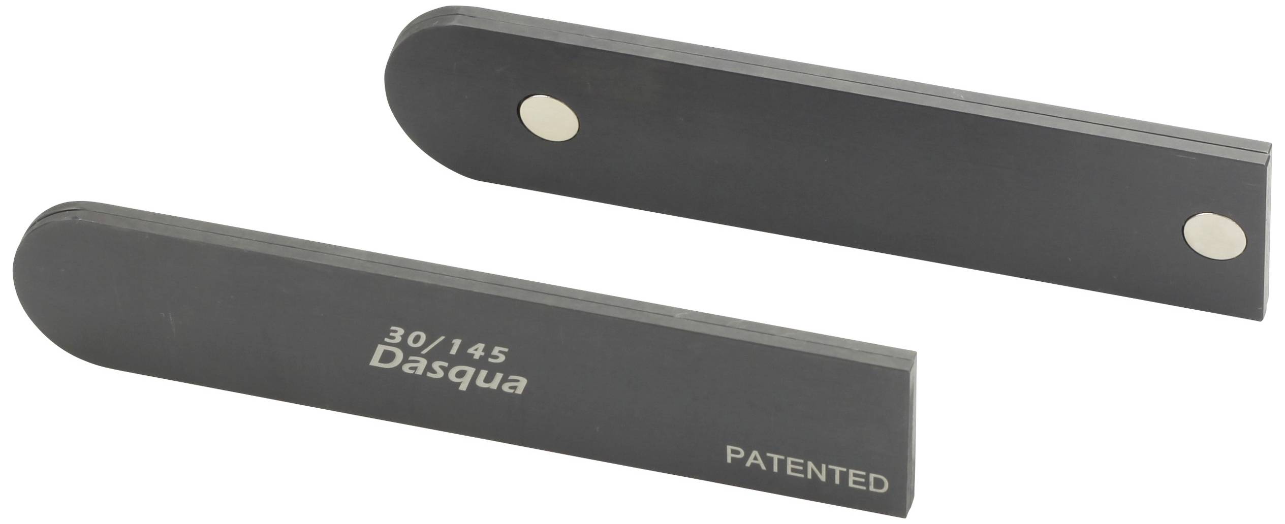 Zwei schwarze Metallteile, länglich und flach, mit der Aufschrift '30/145 Dasqua PATENTED' auf einem der Teile.