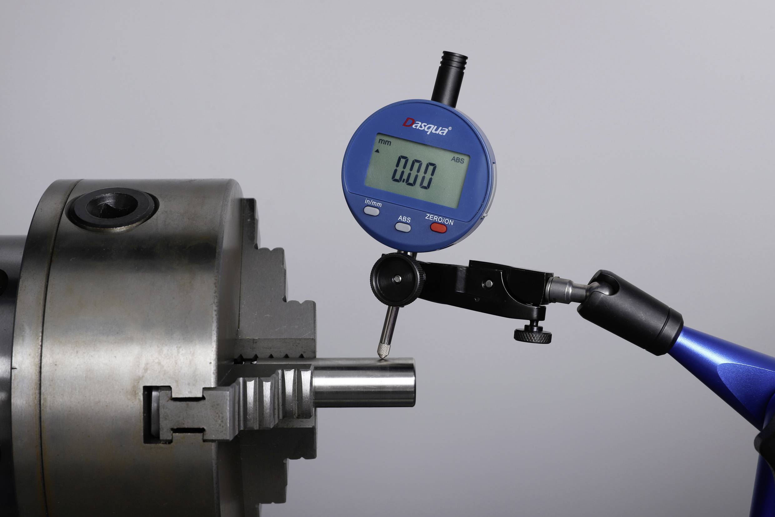Digitales Messgerät misst Durchmesser eines Metallzylinders in einer Drehmaschine, zeigt '0.00 mm' auf dem Display an.