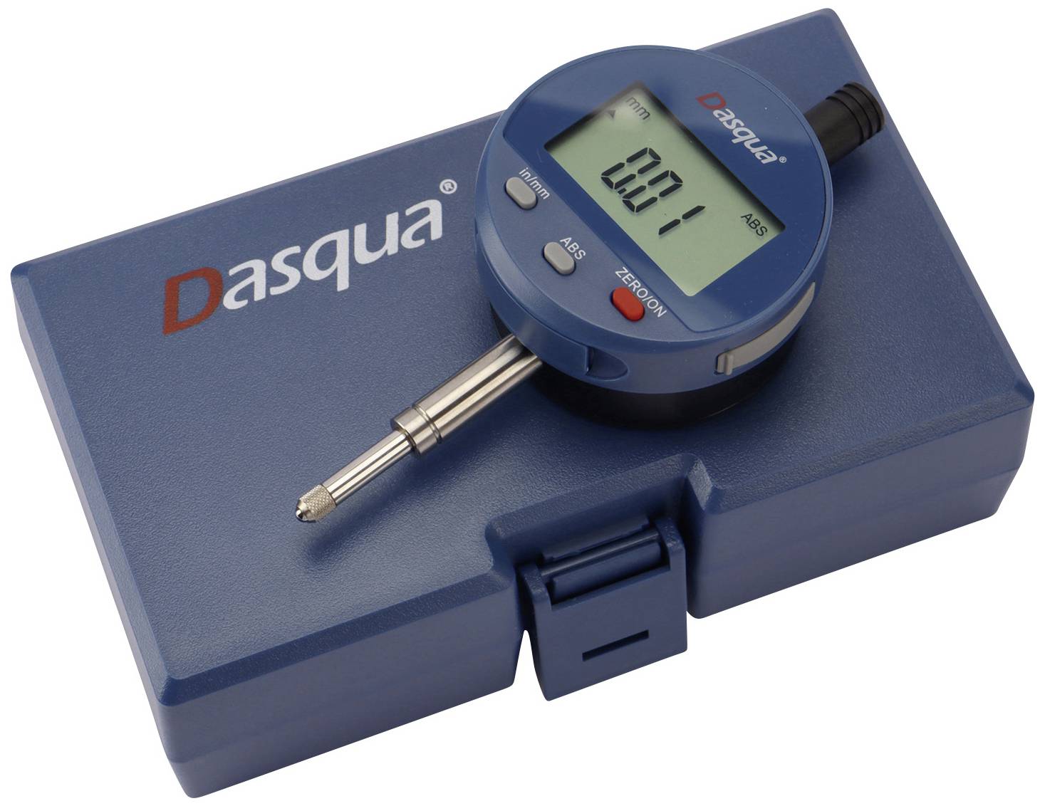 Ein digitales Messgerät liegt auf einem blauen Gehäuse, das 'Dasqua' zeigt, mit einem Display, das '0.01' anzeigt.
