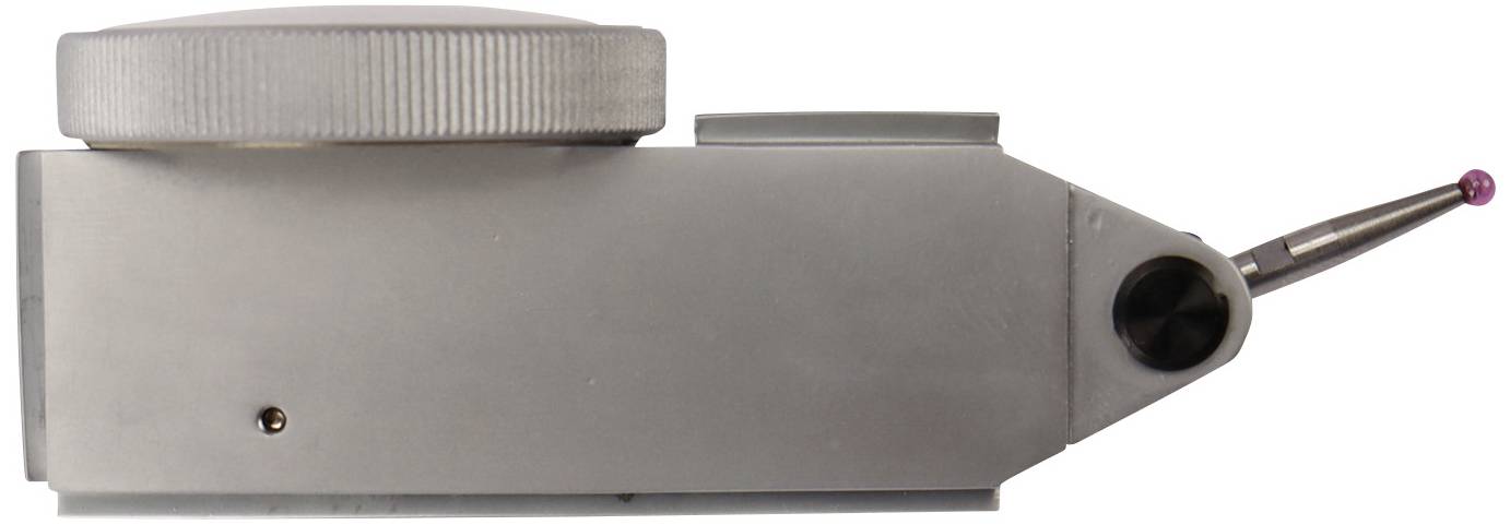 Ein Messfühler in seitlicher Ansicht mit einer runden, metallischen Kappe und einem dünnen Arm mit einer kleinen, rosafarbenen Spitze.