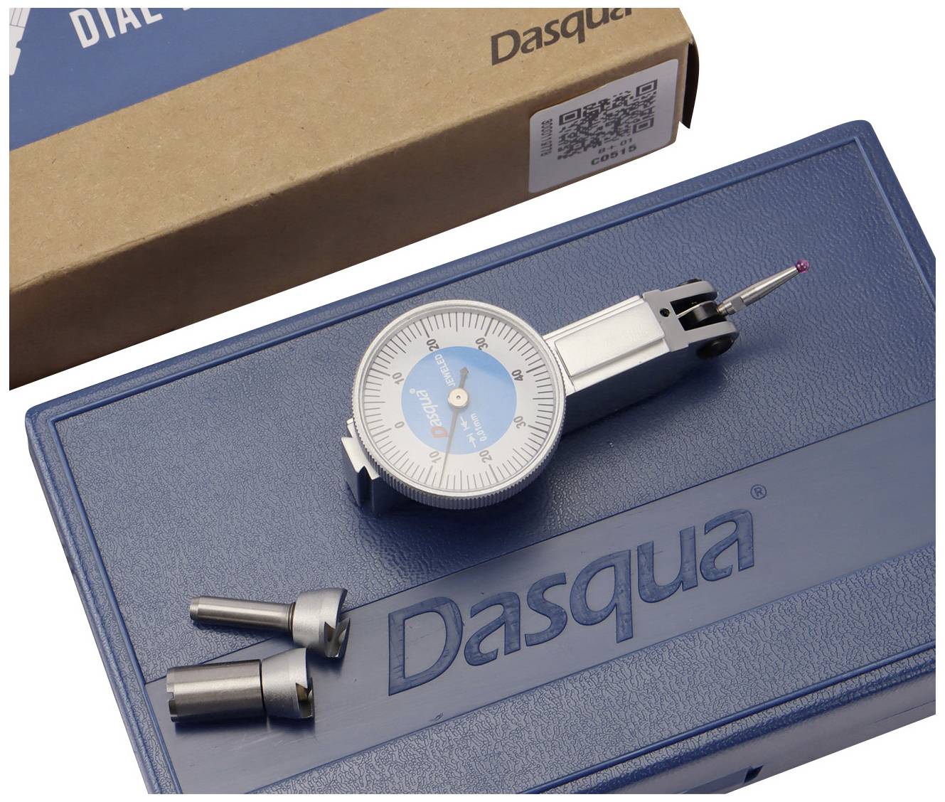 Analoges Messgerät auf einer blauen Box mit 'Dasqua'-Aufschrift. Zwei Metallspitzen daneben. Verpackung im Hintergrund.