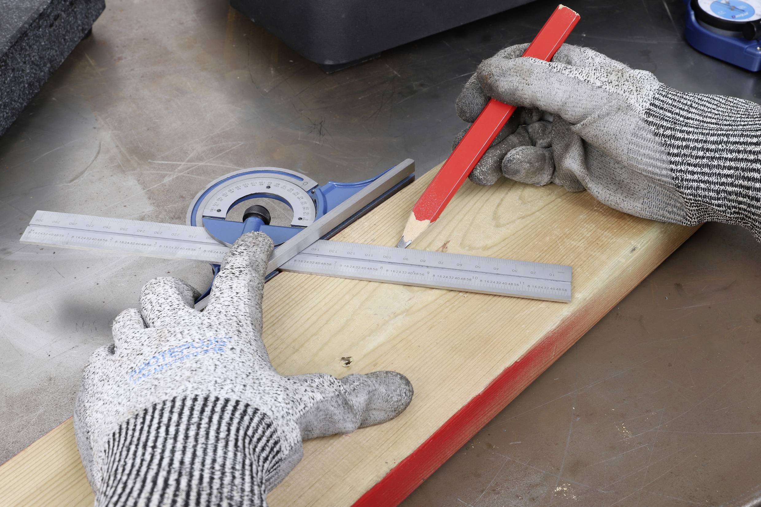 Handwerkerhände messen ein Holzbrett mit einem Winkelmesser und Bleistift; Fokus auf präzises Markieren für präzise Schnitte.