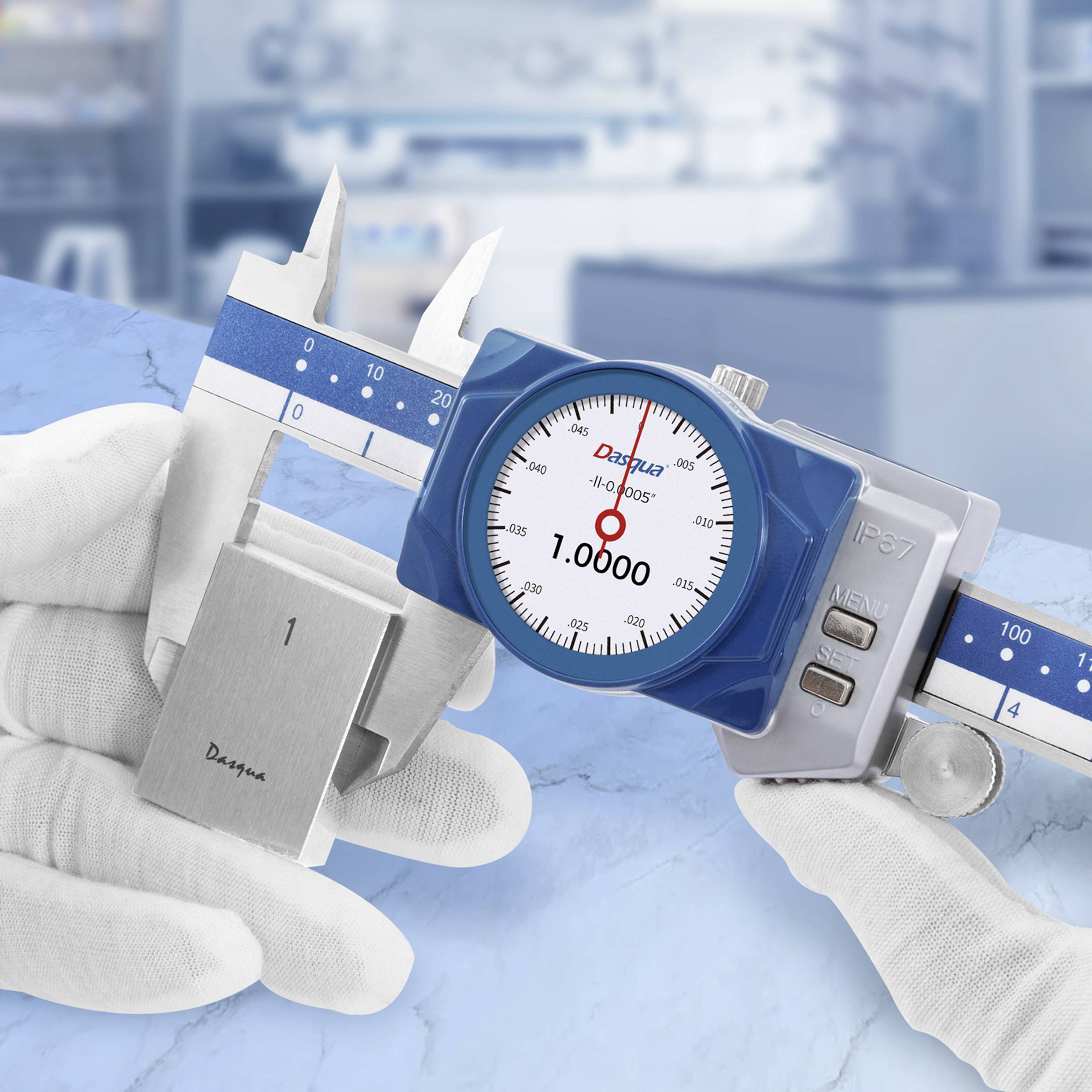 Eine Person, die einen digitalen Messschieber verwendet, um einen metallischen Block zu vermessen, wobei eine Anzeige von 1,000 eine präzise Messung in einer Werkstatt zeigt.