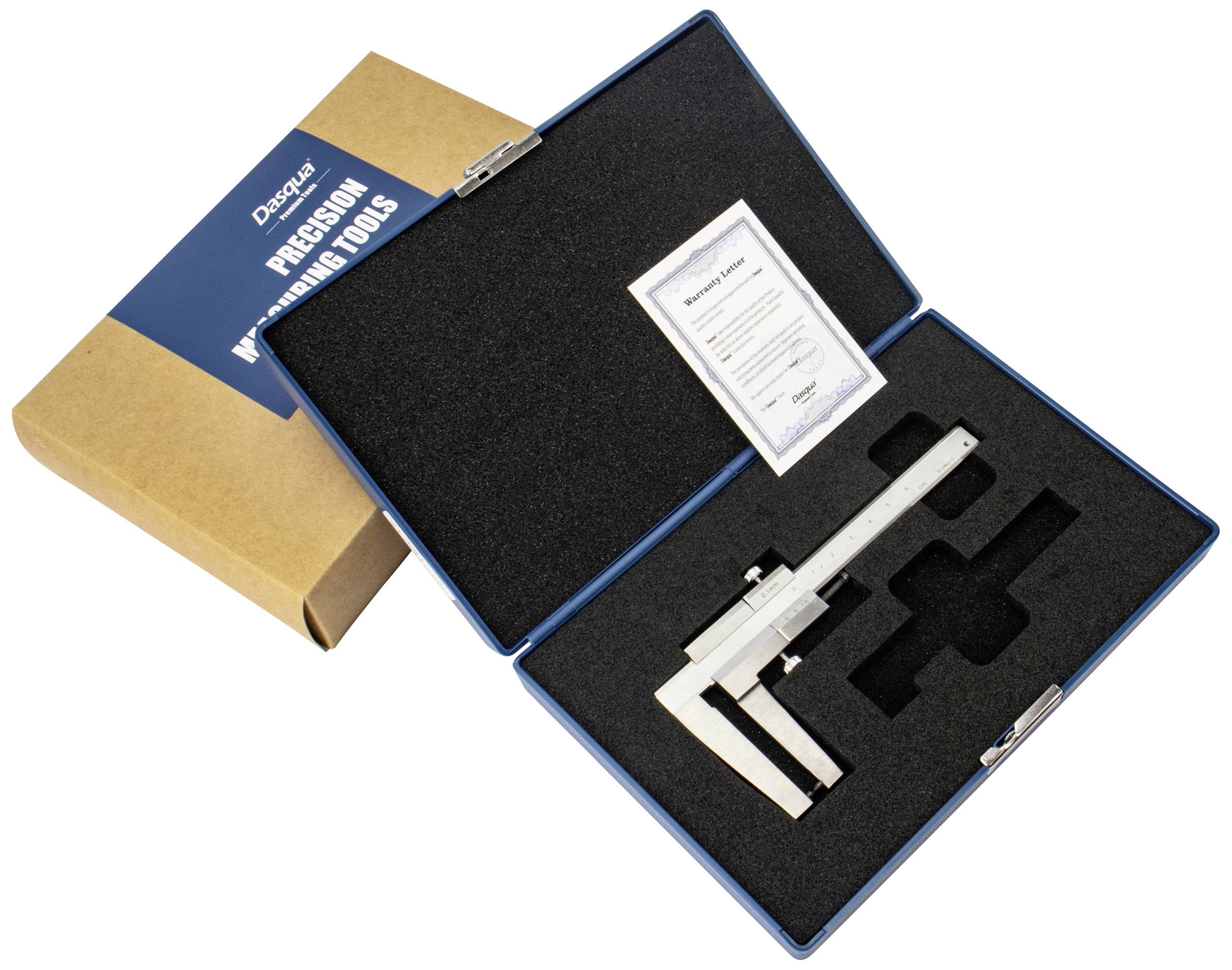 Geöffnete Schachtel mit einem digitalen Messschieber und Zertifikat, Verpackung mit Aufschrift 'Precision Measuring Tools'.