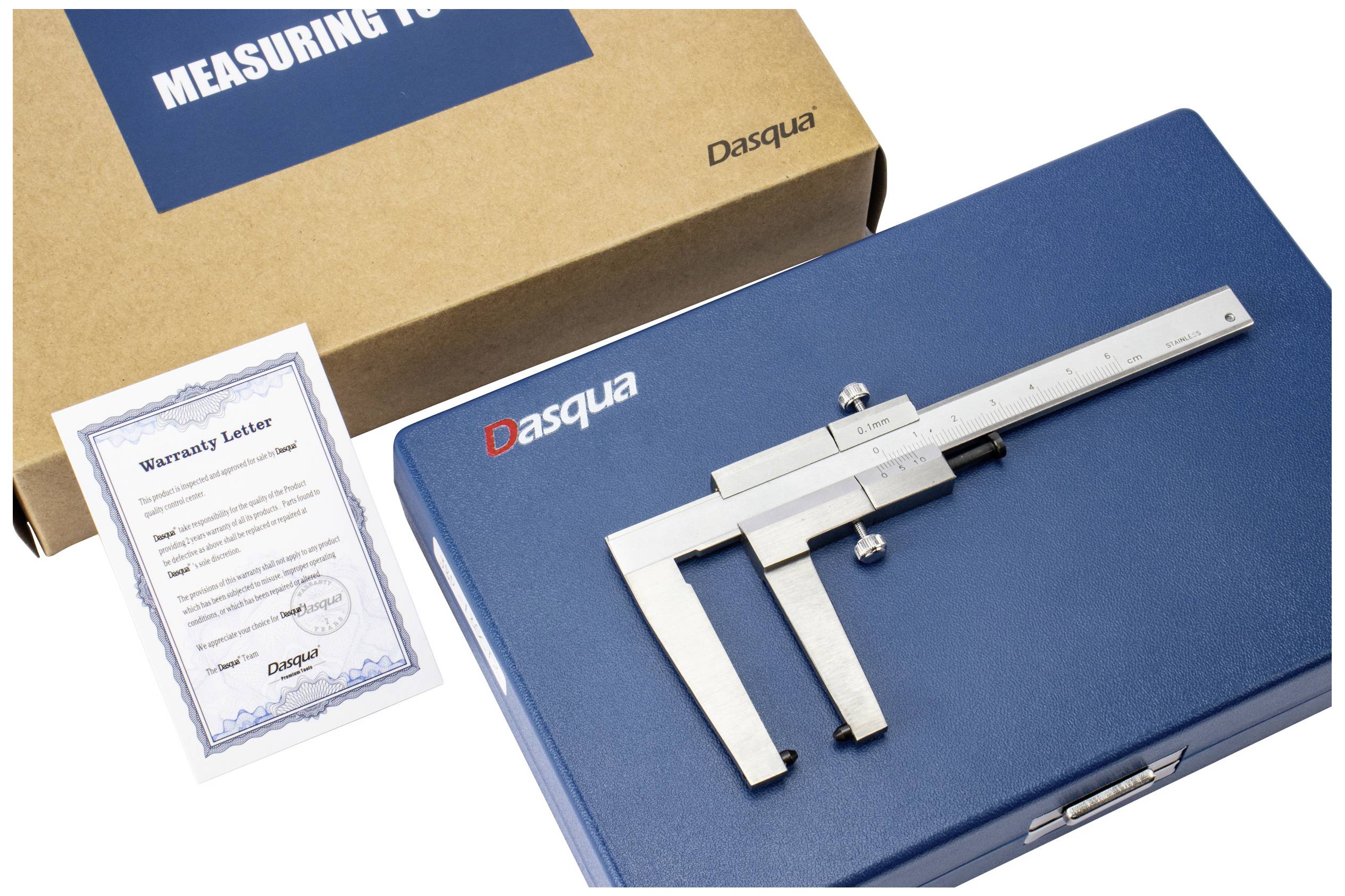 Ein Messschieber aus Edelstahl liegt auf einem blauen Gehäuse, daneben ein Garantiezertifikat und ein brauner Karton mit Aufschrift 'Measuring Tool'.