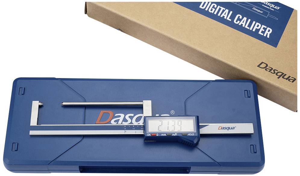 Dasqua Digitaler Messschieber und Verpackung. Das Display zeigt 21,39 mm. Das Instrument liegt auf einem blauen Etui.