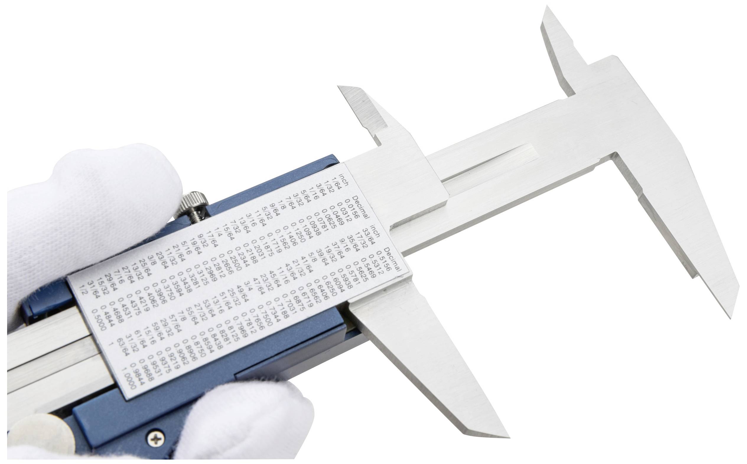 Eine Hand hält einen Messschieber, ein Präzisionsinstrument mit Skala, das zum Messen von Abständen und Durchmessern verwendet wird.