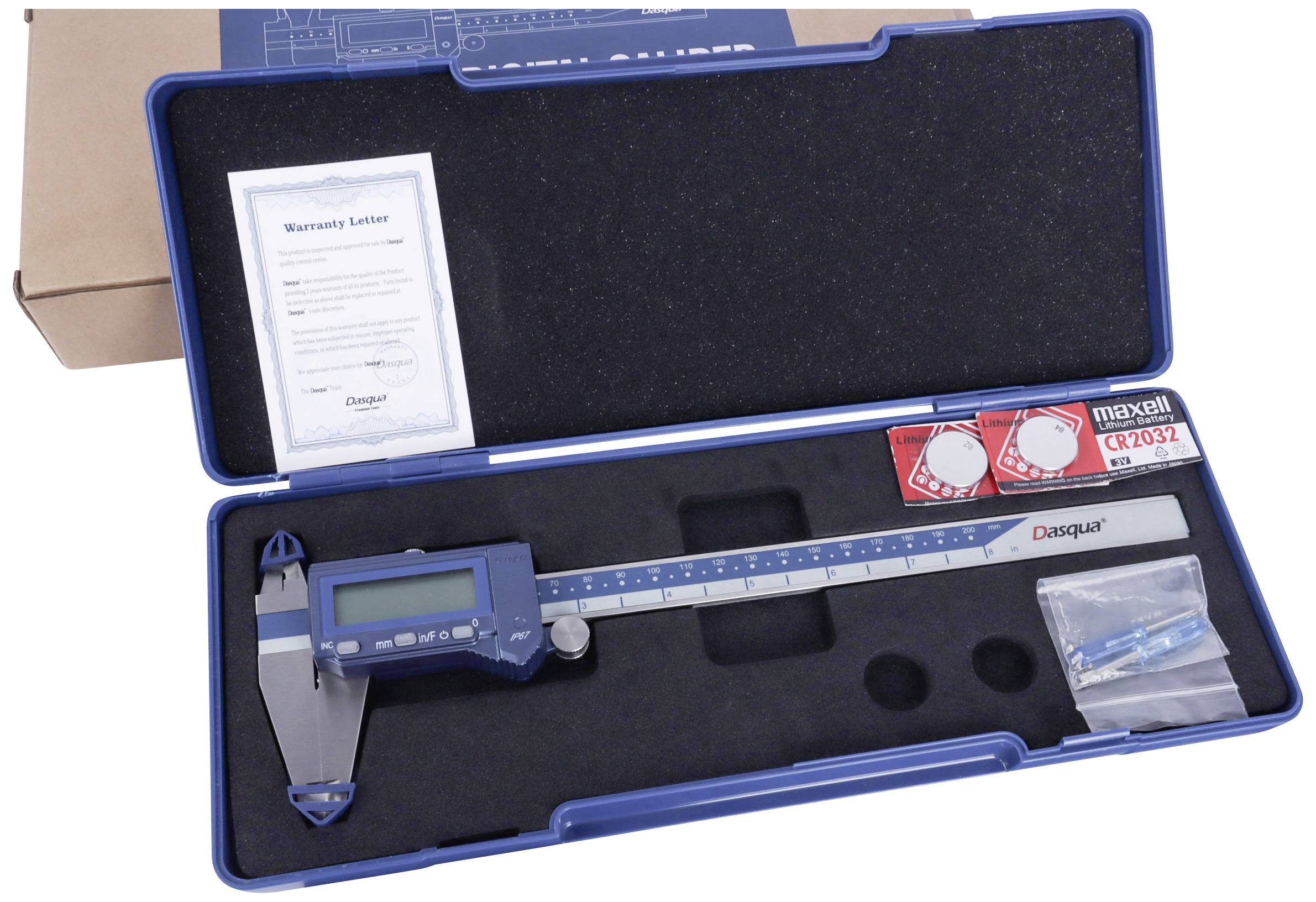 Digitaler Messschieber in blauem Etui mit Zubehör, inklusive Garantiebrief. Ideal zur präzisen Längenmessung in Werkstätten.