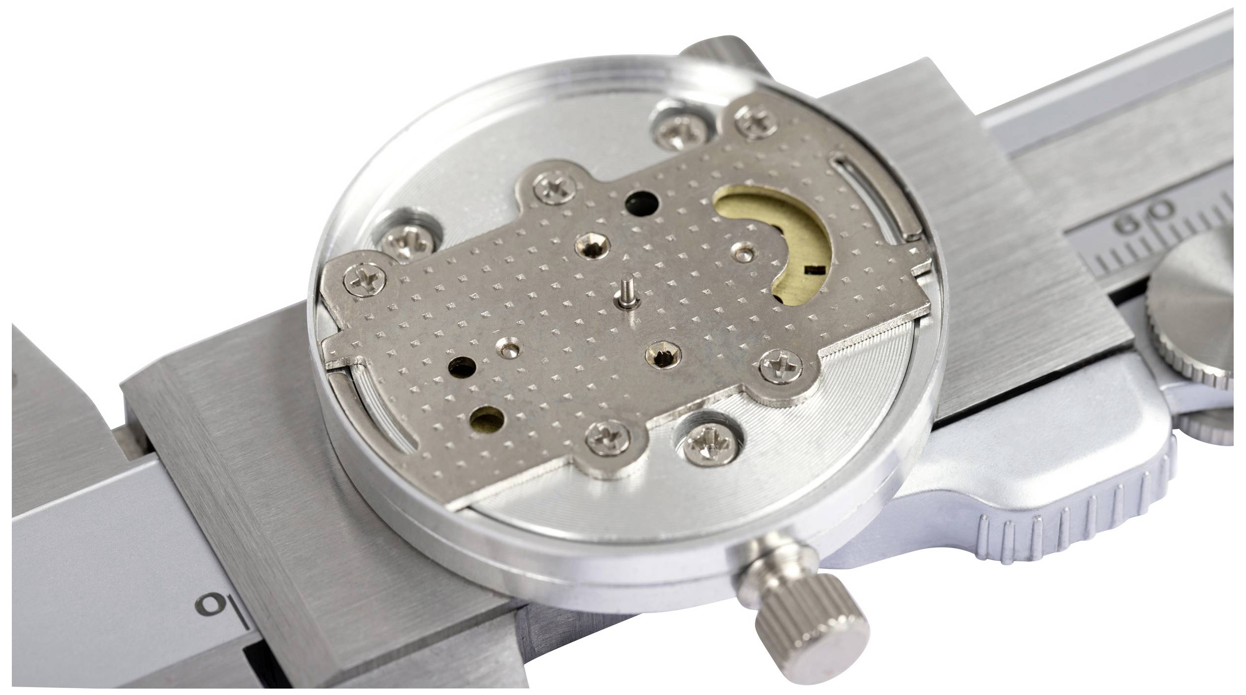 Ein Messschieber mit einer Metallplatte in der Messschnäbel. Die Platte hat Löcher und Schrauben, möglicherweise ein Teil eines Uhrwerks.
