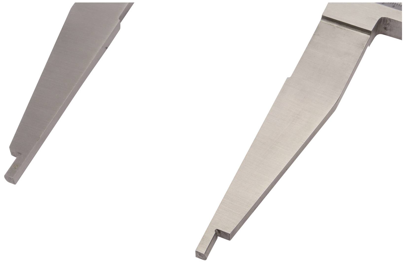 Nahaufnahme eines Messschiebers mit zwei parallelen Spitzen aus Metall, die zur genauen Messung von Objekten verwendet werden.