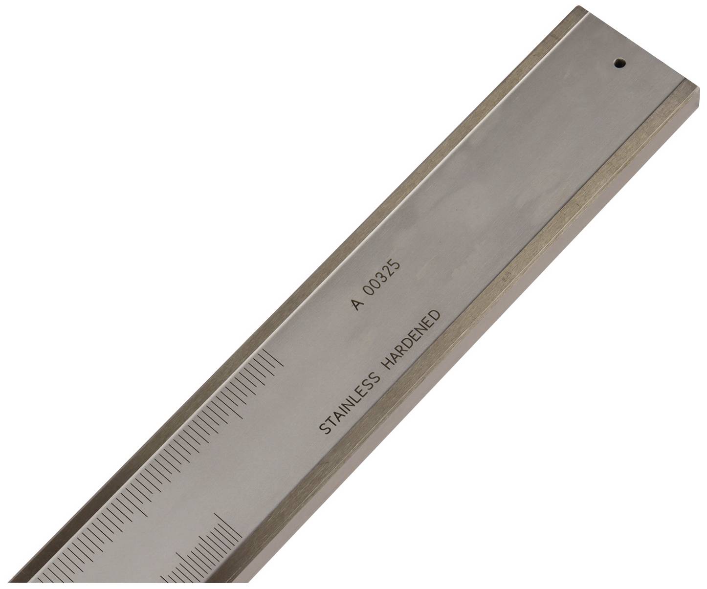 Ein metallisches Lineal mit Markierungen zur Längeneinteilung; Aufschrift: 'Stainless Hardened'.