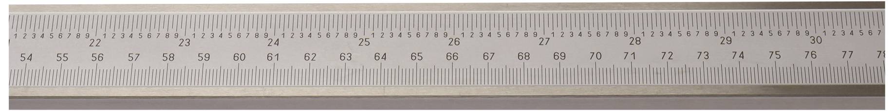 Ein Stahllineal mit Zentimeter- und Millimeterskala, zeigt Messungen von 0 bis 80 Zentimetern, verwendet für präzise Vermessungen.