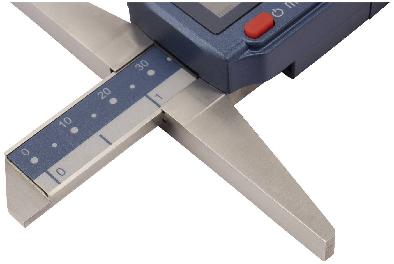 Ein digitales Messgerät mit Metallklingen misst eine Skala in Millimetern. Ein Display und mehrere Knöpfe sind sichtbar.