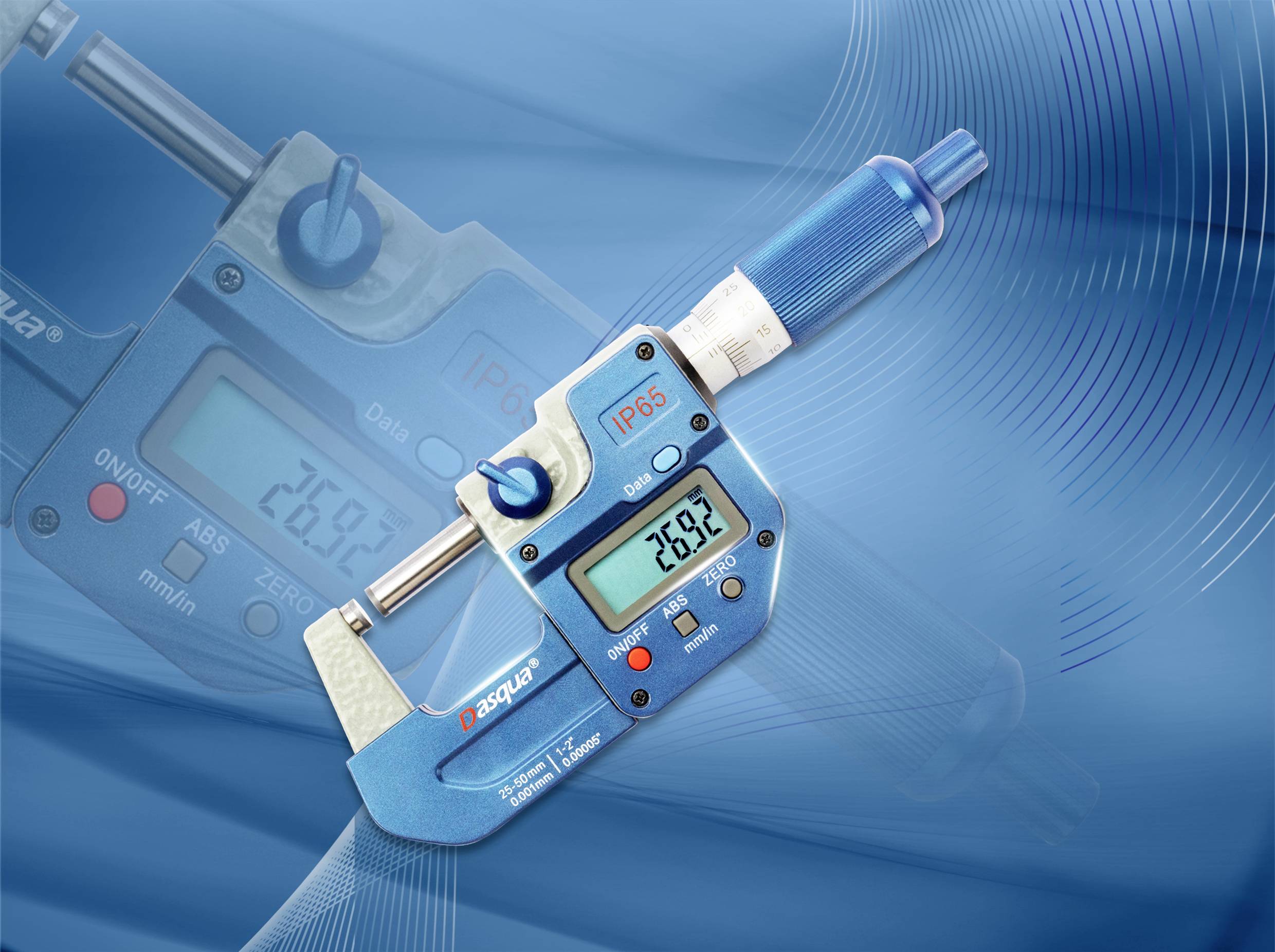 Ein blaues digitales Mikrometer zeigt auf dem Display '28,92'. Es wird zur präzisen Messung von Abständen oder Durchmessern verwendet.