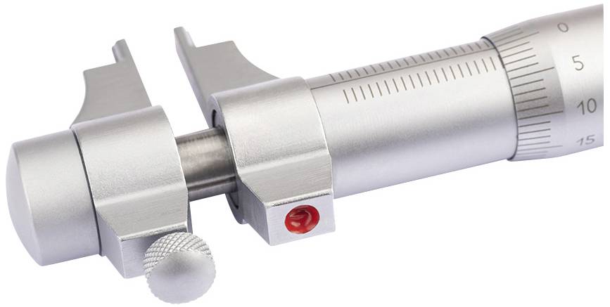 Ein silbernes Mikrometer mit Skala und Drehschraube, verwendet zur präzisen Messung von Länge und Dicke kleiner Gegenstände.