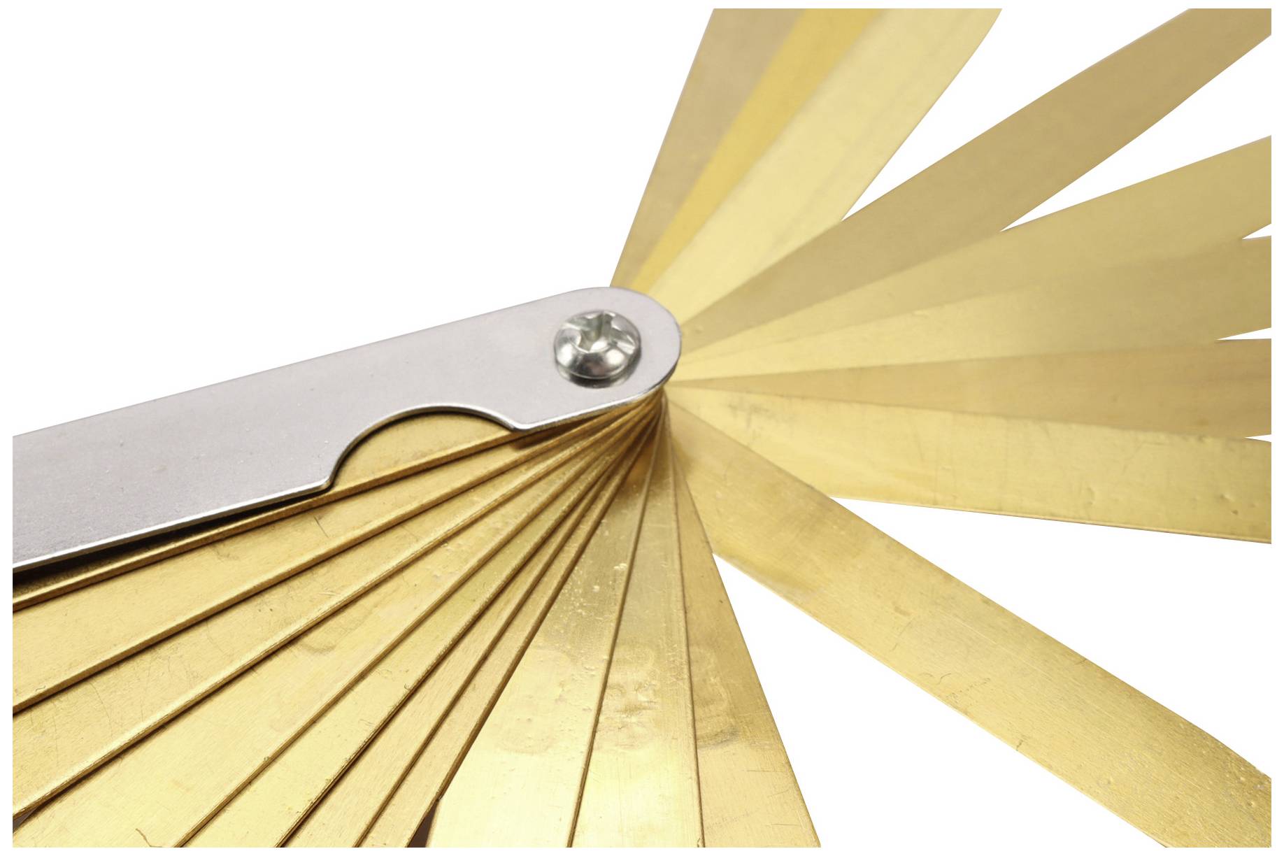 Nahaufnahme eines Fühlblattlehre-Sets aus Messing, das sich fächerartig entfaltet. Dient zur genauen Messung von Zwischenräumen.