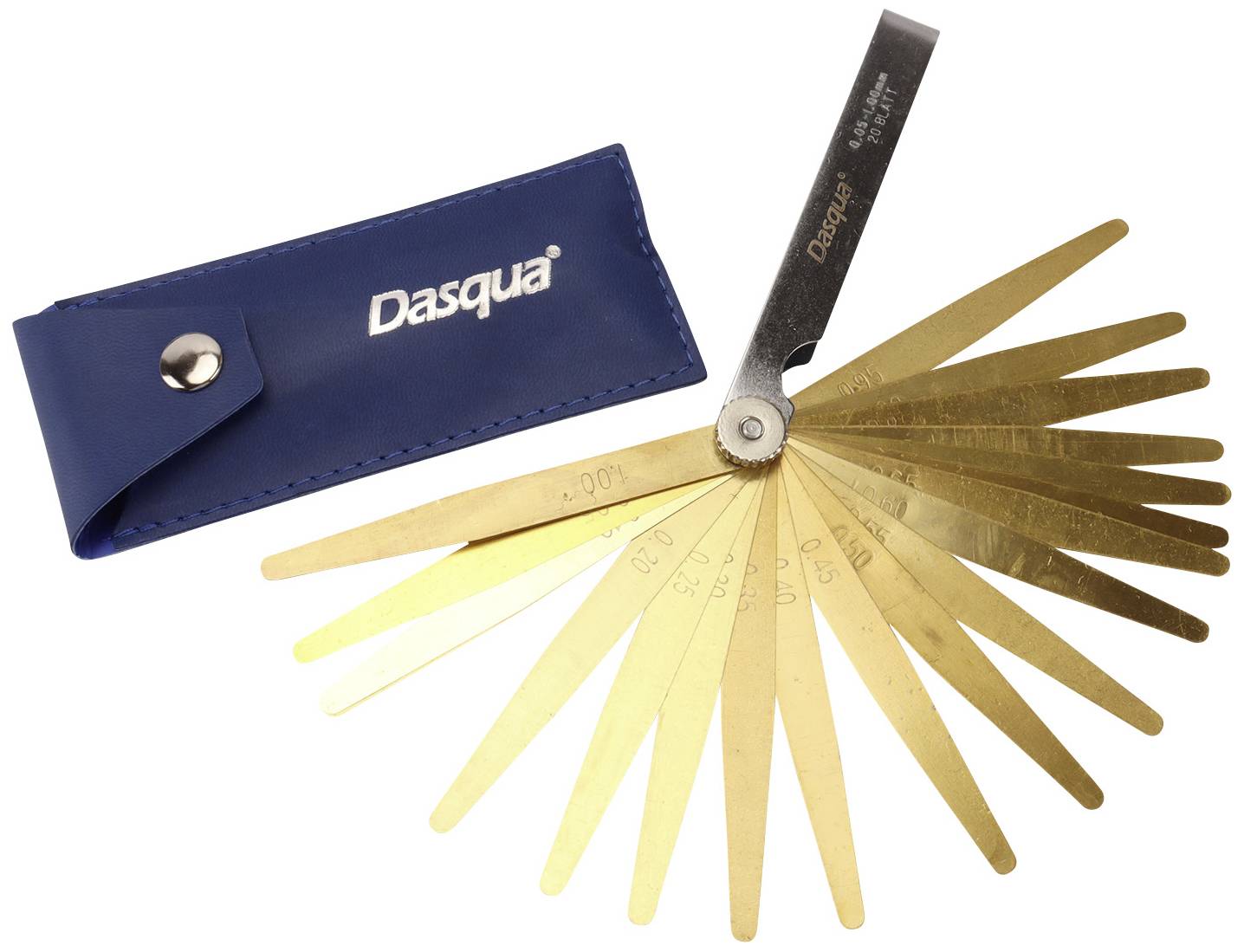 Ein Metall-Fühllehren-Satz mit mehreren Blättern aus Messing, geöffnet. Neben dem Werkzeug liegt eine blaue Tasche mit Druckknopf.