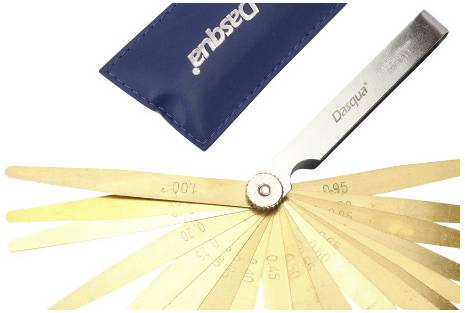 Fühlerlehre mit mehreren, ausgeklappten Messblättern und einer blauen Hülle. Wird zur Messung von Spaltbreiten verwendet.