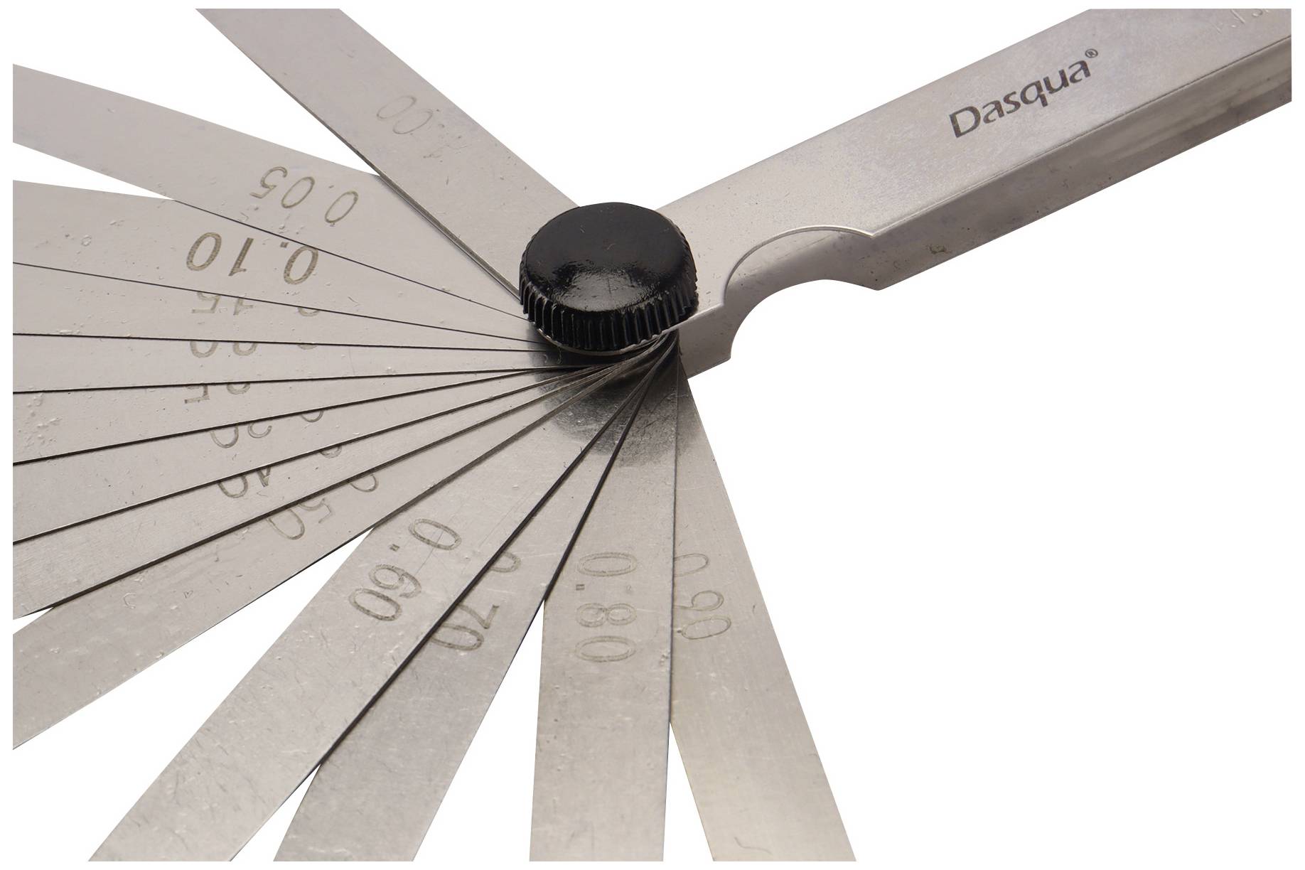 Ein Metall-Fühllehren-Satz mit mehreren dünnen, beschrifteten Blättern, die sich von einem zentralen Drehpunkt aus erstrecken.