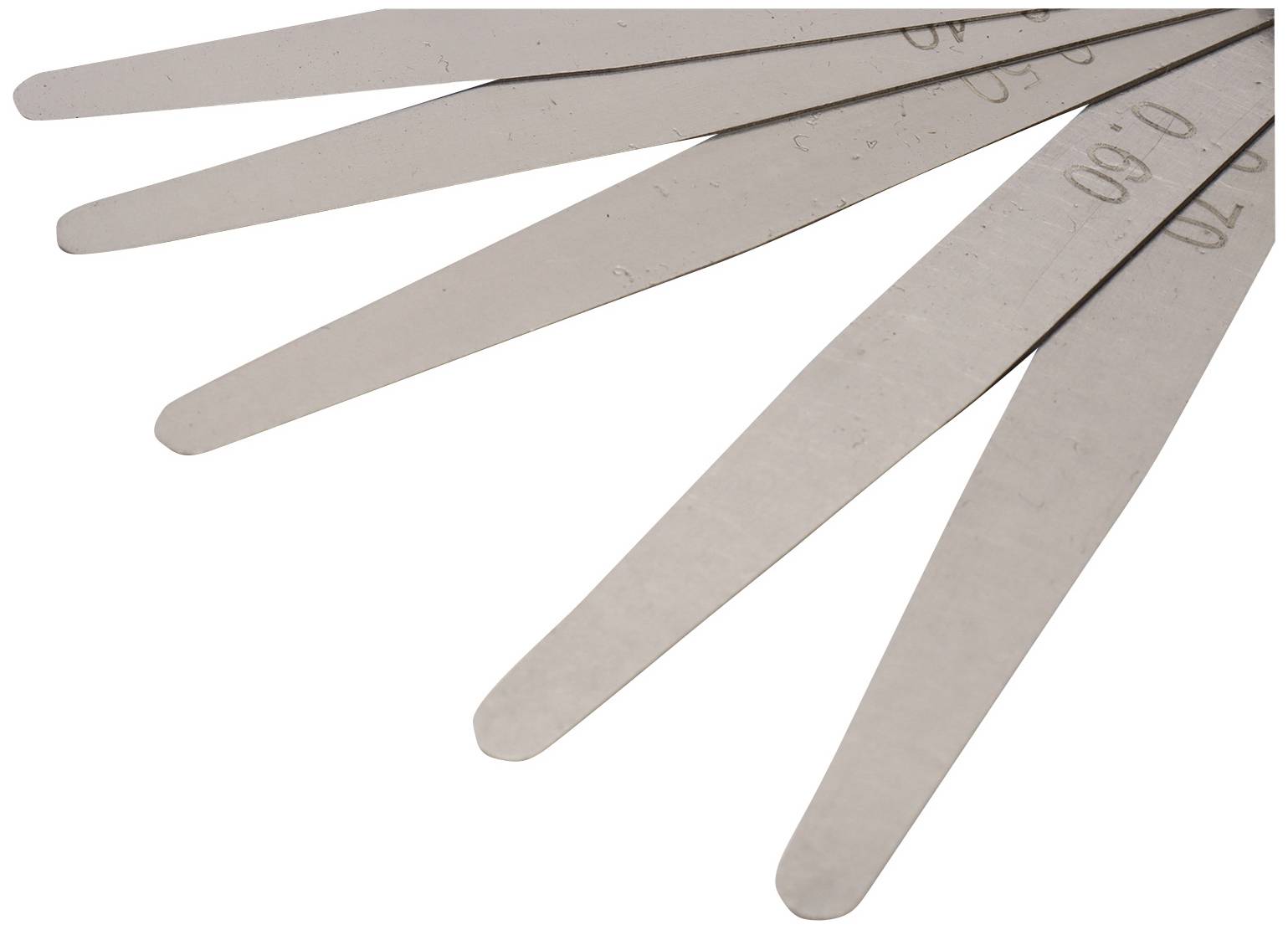 Mehrere Fühlerlehrenstreifen aus Metall in verschiedenen Dicken, zum Messen von Spalten oder Toleranzen in der Mechanik.