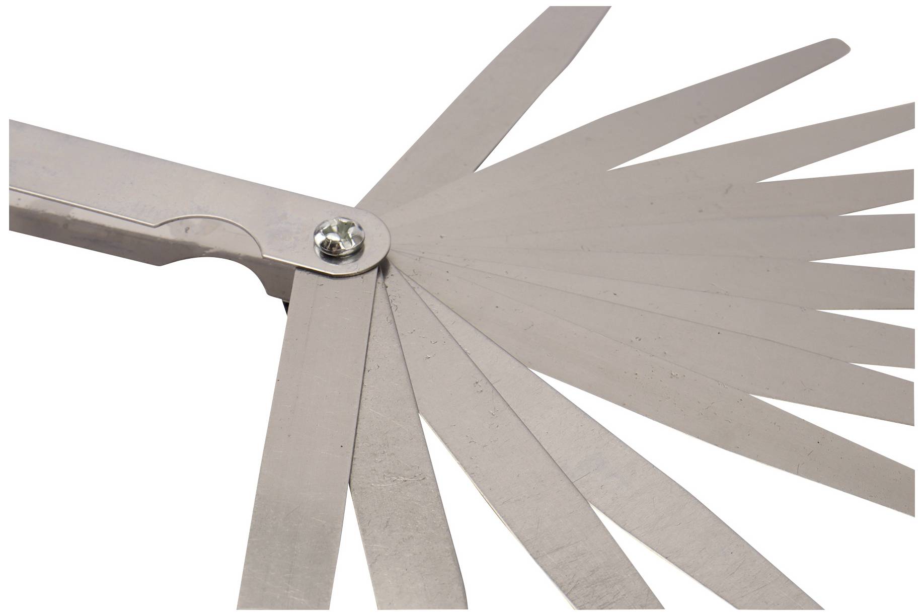 Fühlerlehre mit mehreren Metallblättern, die radial aus einem Drehpunkt heraus angeordnet sind, zur Messung von Spalten.