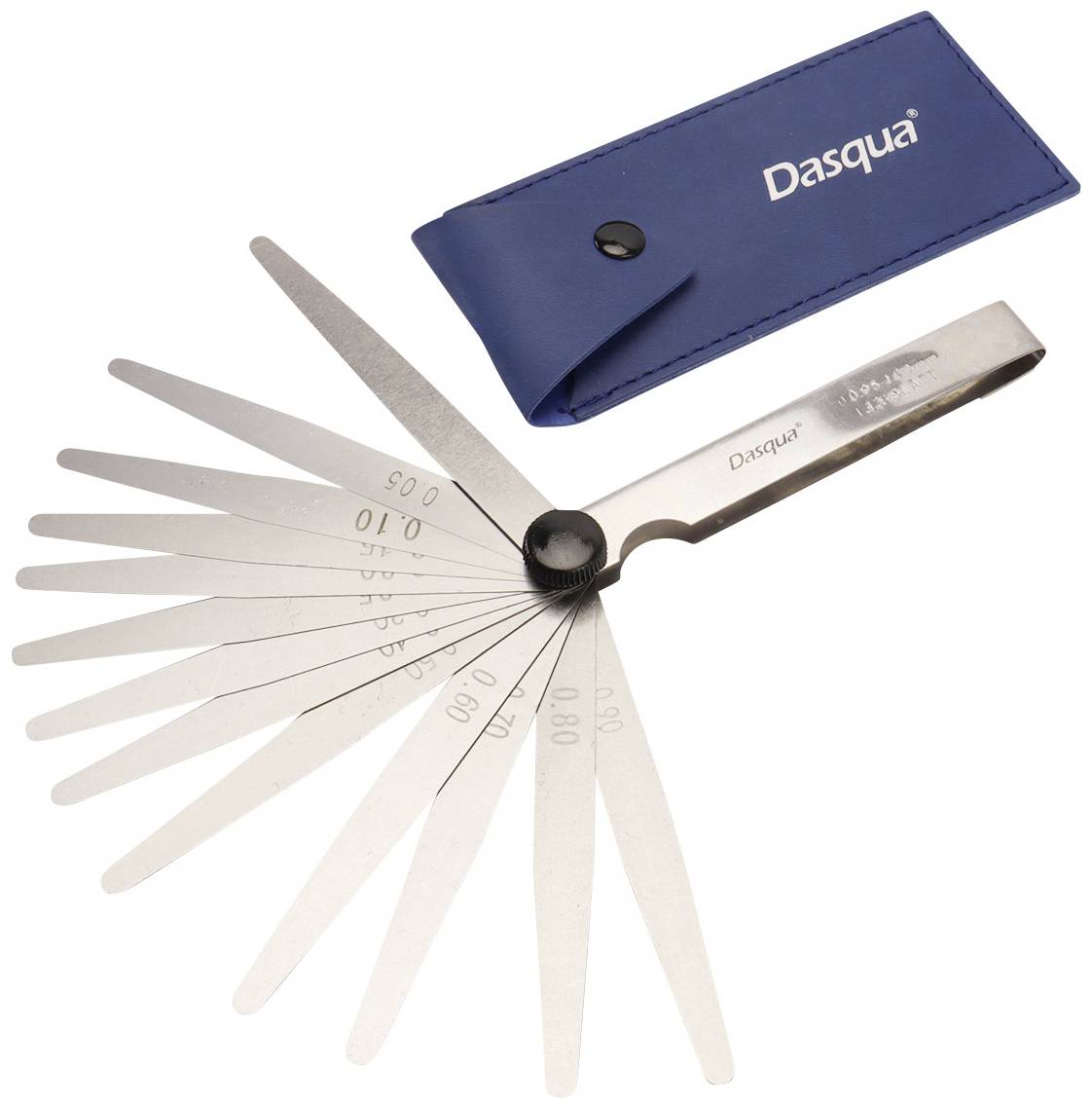 Ein Fühlerlehren-Set mit mehreren Metallblättern in verschiedenen Dicken. Daneben eine blau-schwarze Hülle mit dem Logo 'Dasqua'.