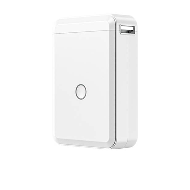 Ein weißes, quadratisches Ladegerät mit abgerundeten Ecken und einem zentralen runden Knopf; USB-Anschluss an der Seite.