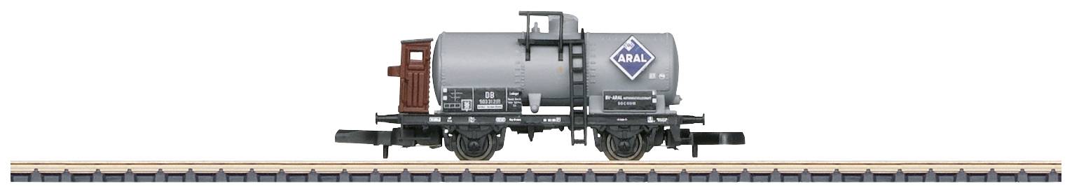 Ein silberner Kesselwagen auf Schienen mit einem blauen 'ARAL'-Logo seitlich, veranschaulicht ein nostalgisches Eisenbahnmodell.